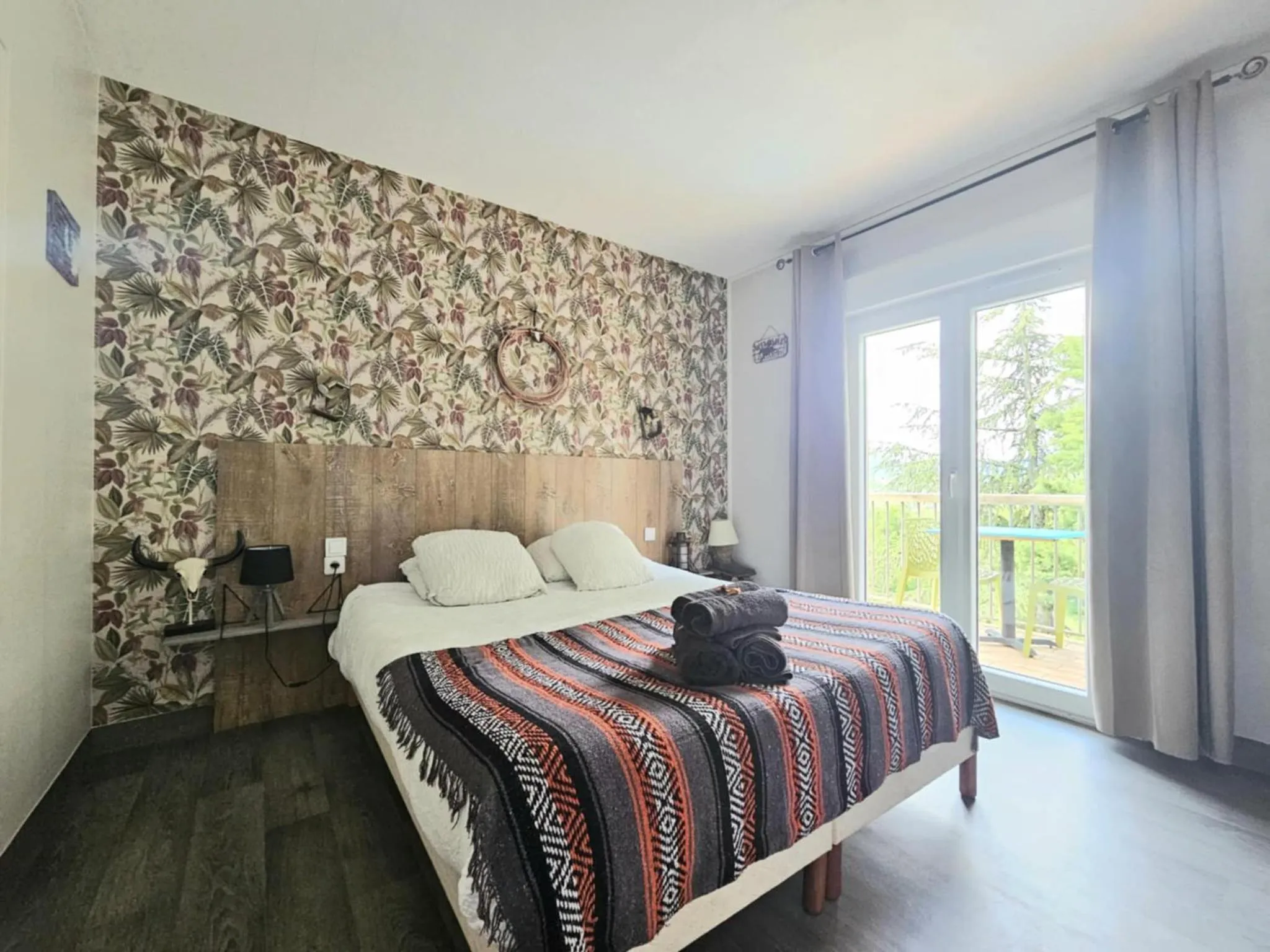 Bed in Logis Hôtel Restaurant L'Escapade