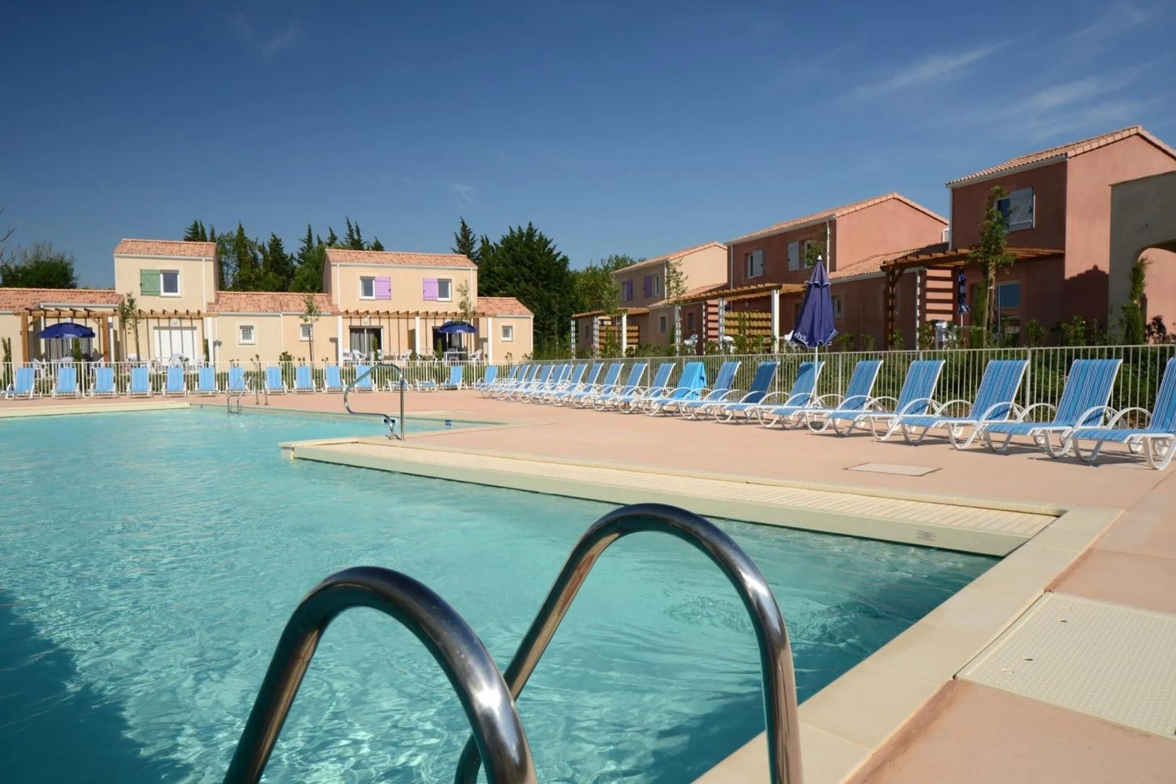 Swimming pool in Résidence Odalys Le Mas des Alpilles