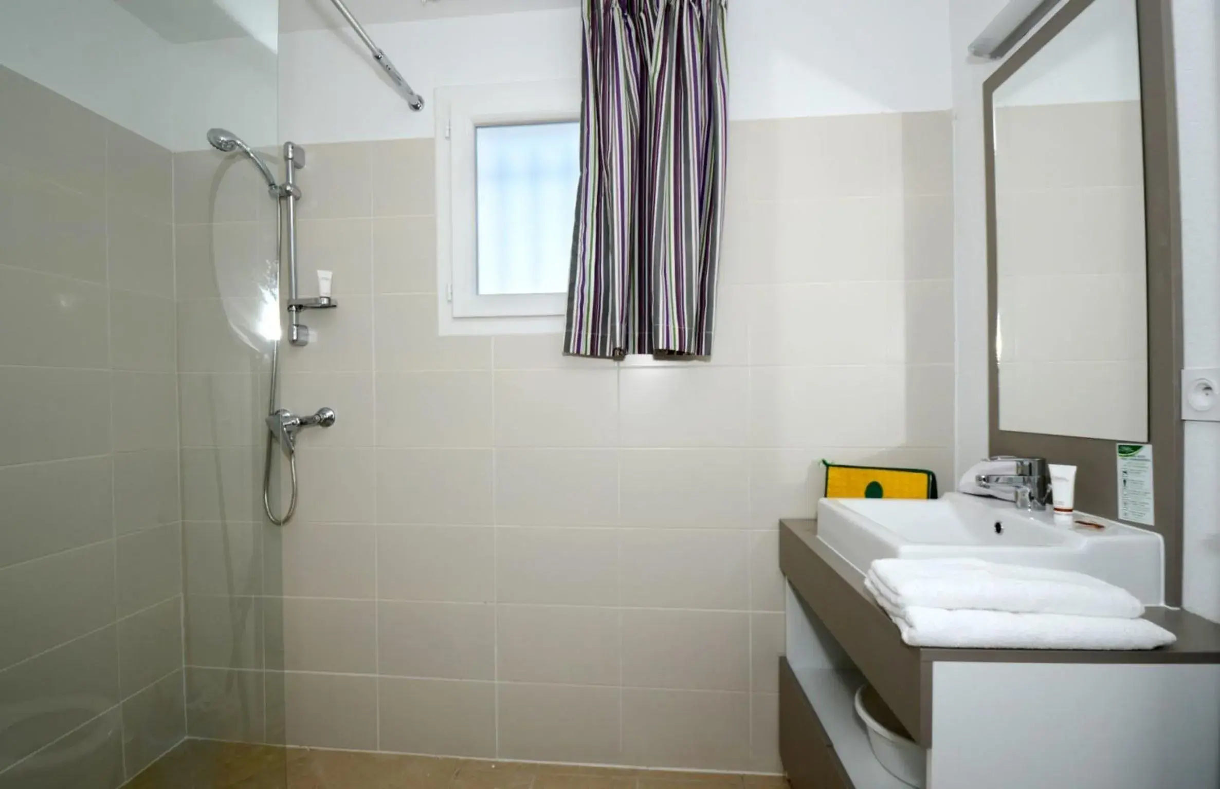 Bathroom in Résidence Odalys Le Mas des Alpilles Bathroom in Résidence Odalys Le Mas des Alpilles