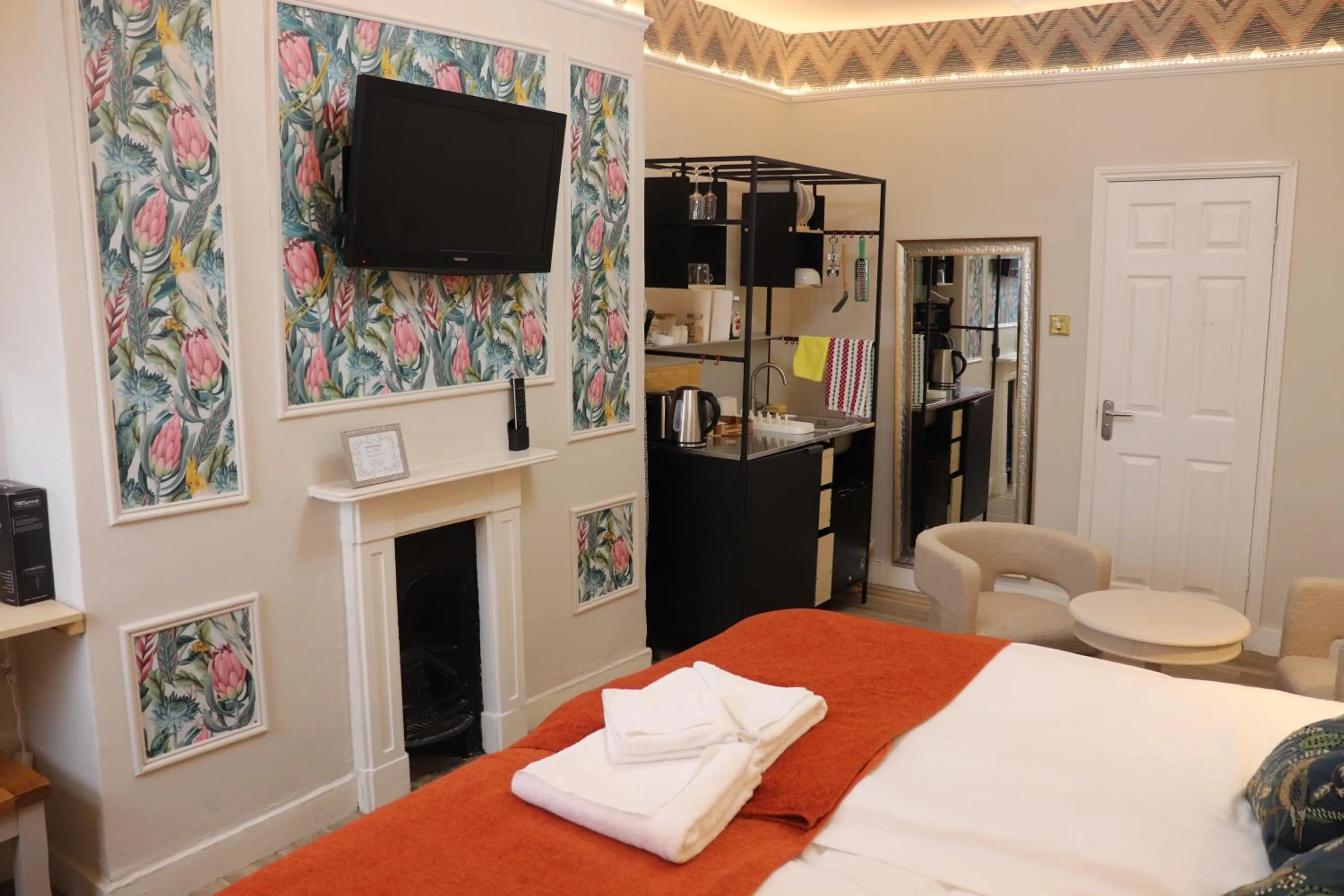 Kitchen or kitchenette, Bed in Rooms on The Prom