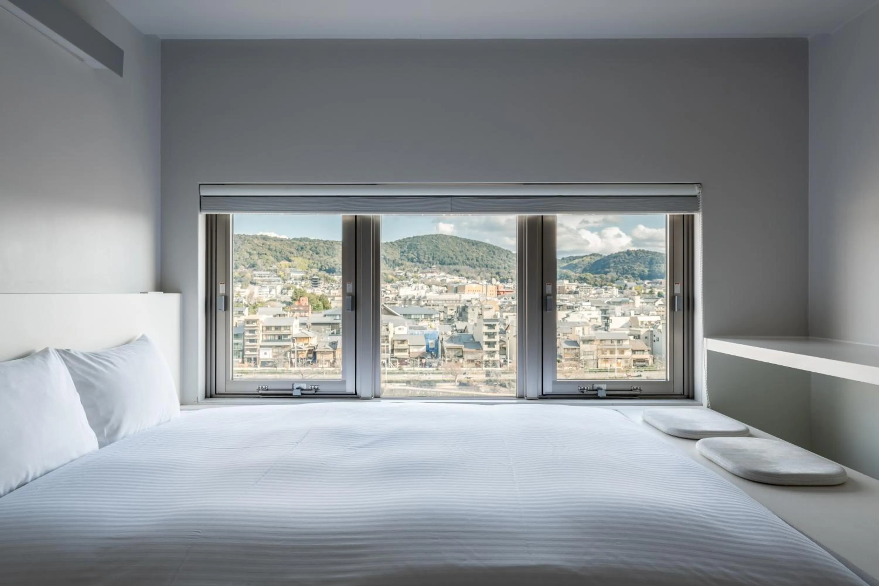 Photo of the whole room, Bed in BnA Alter Museum