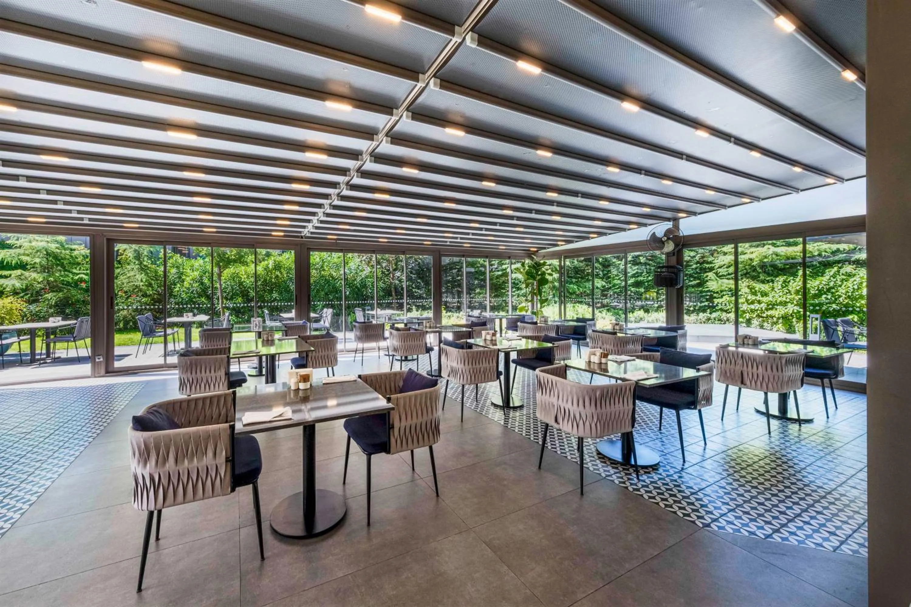 Restaurant/places to eat in Radisson Residences Vadistanbul