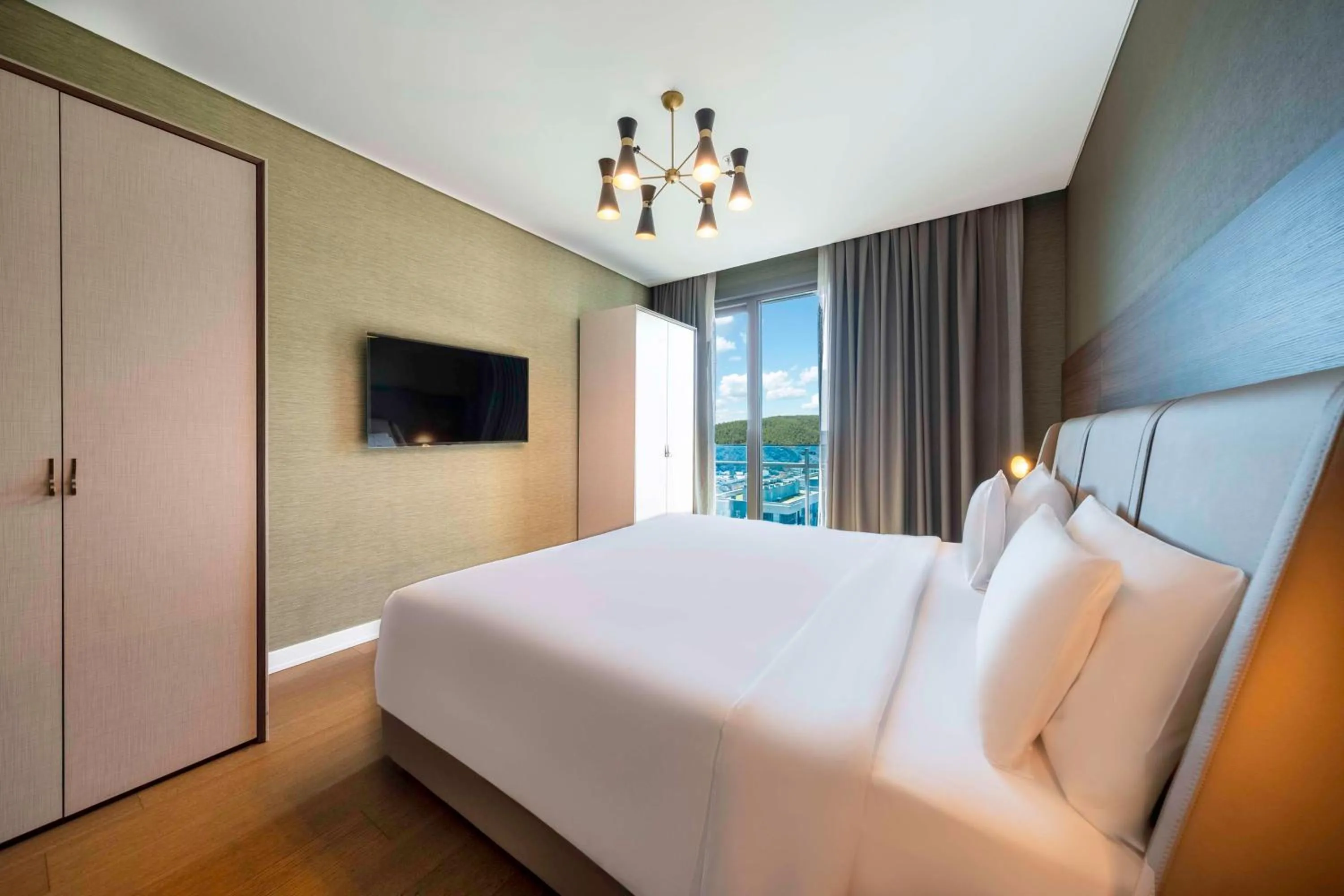 Photo of the whole room, Bed in Radisson Residences Vadistanbul