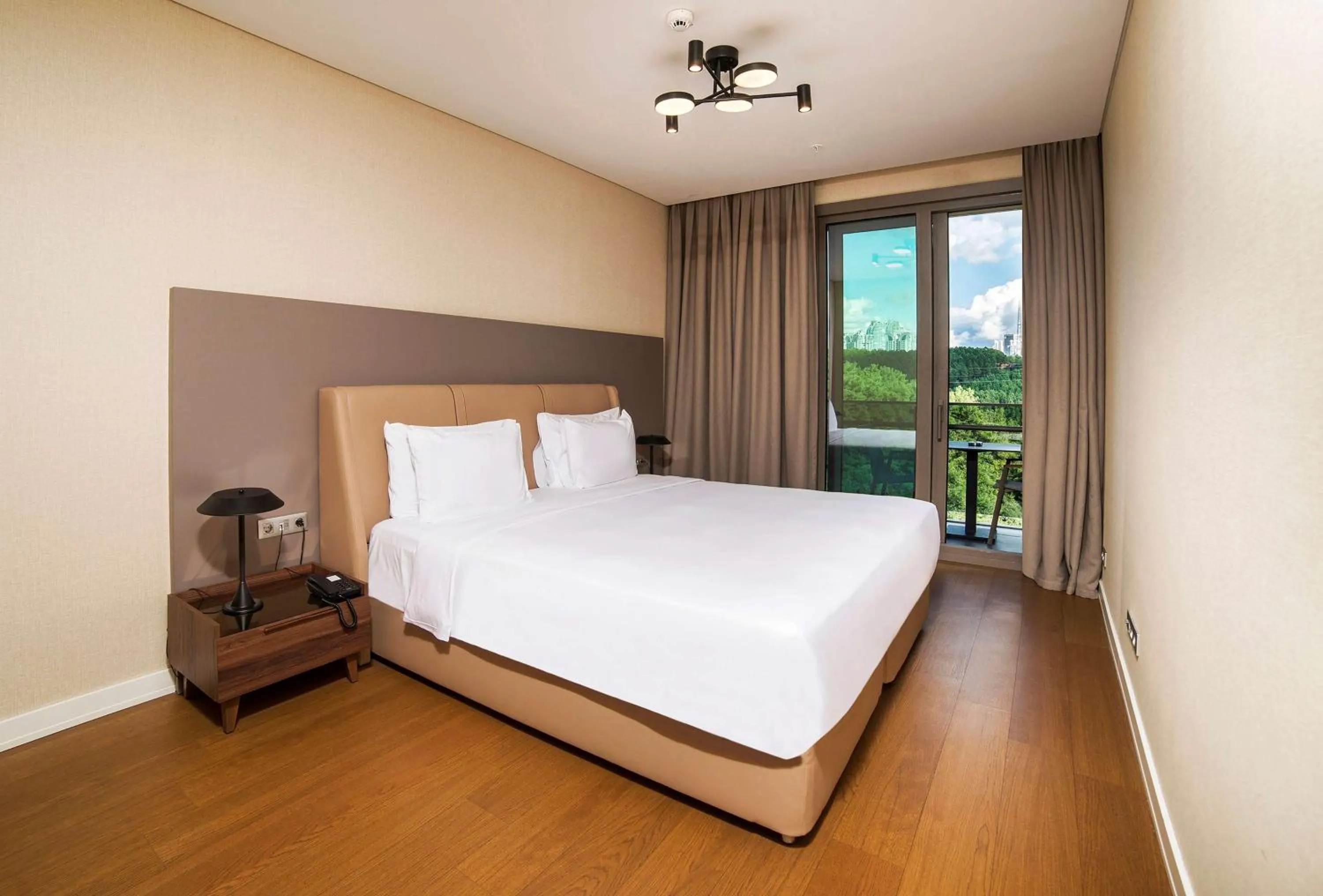 Balcony/Terrace, Bed in Radisson Residences Vadistanbul