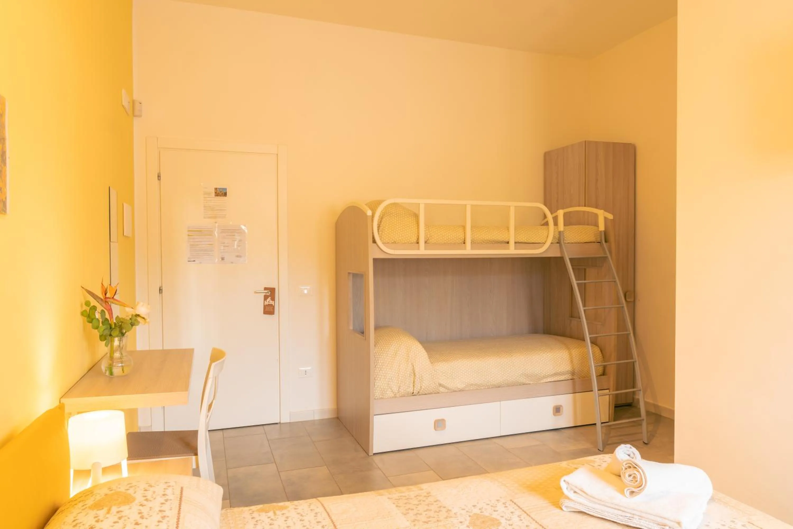 bunk bed, Bed in Arome B&B