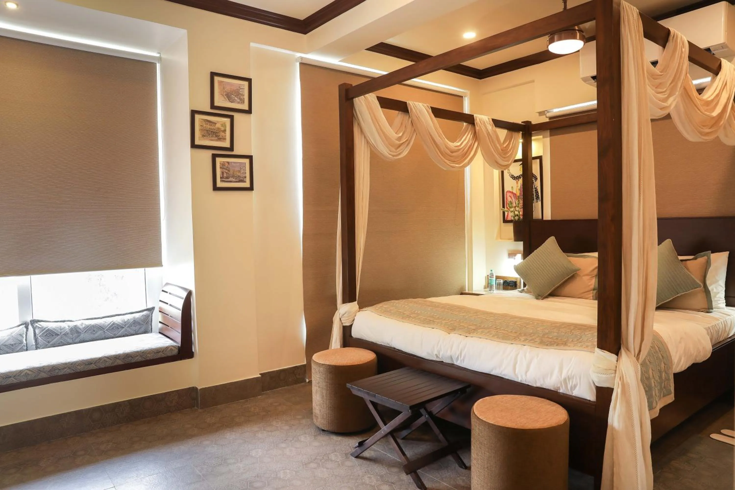Photo of the whole room, Bed in The Mandeville