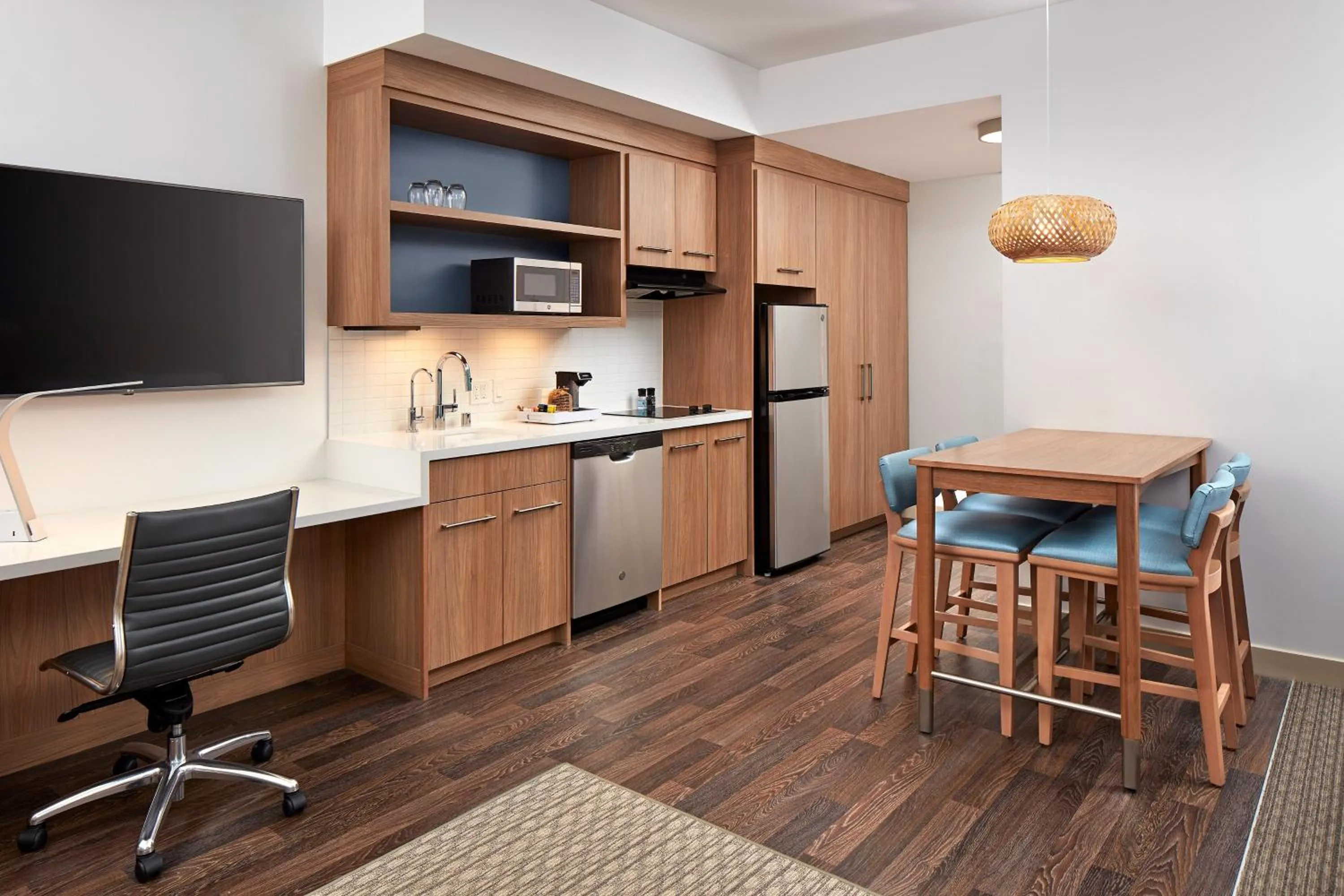 Kitchen or kitchenette in Element Santa Clara