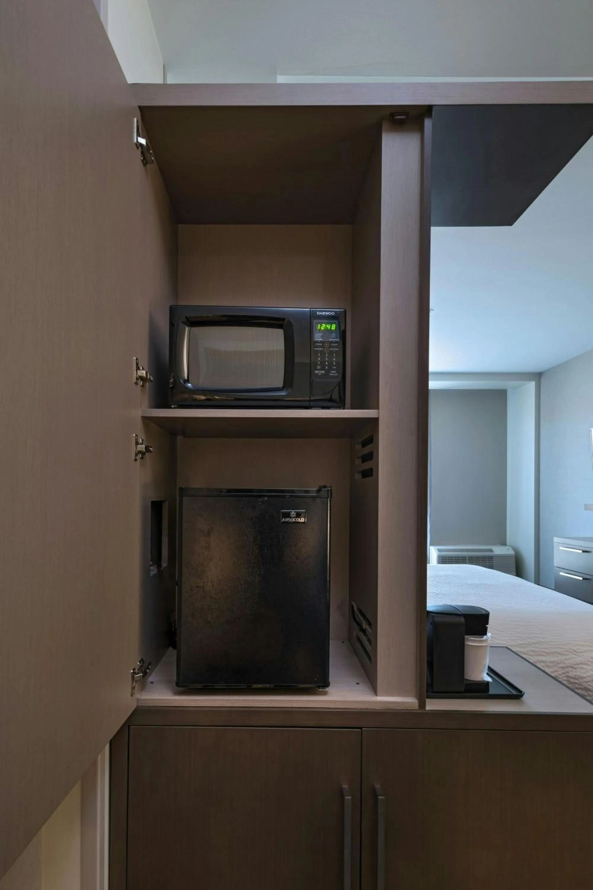 Photo of the whole room, Bed in Courtyard St. Louis Brentwood