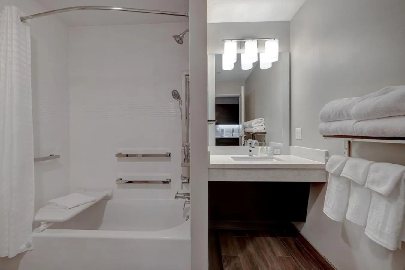 Bathroom, Bed in Courtyard St. Louis Brentwood