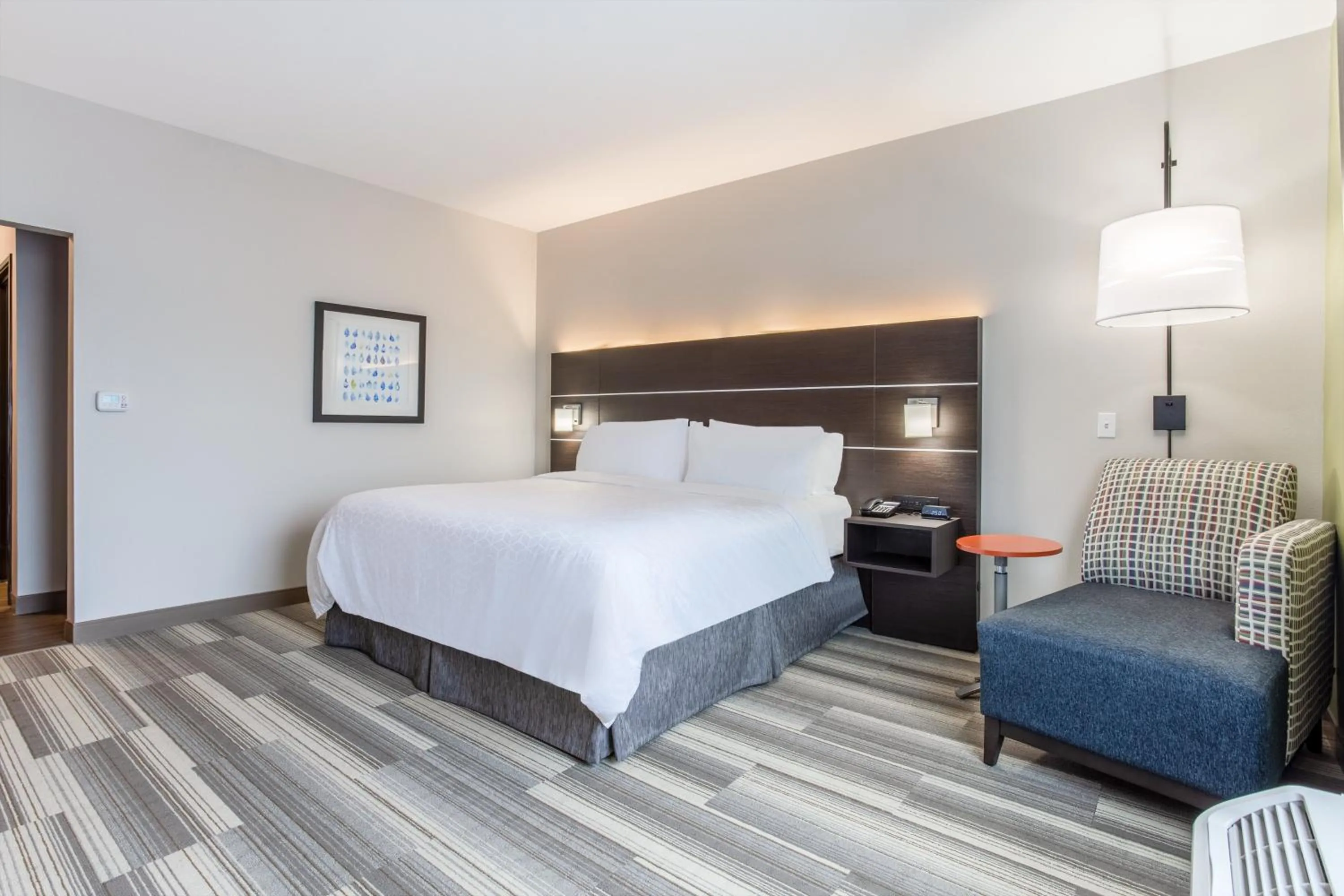 Photo of the whole room, Bed in Holiday Inn Express & Suites - Ottawa, an IHG Hotel