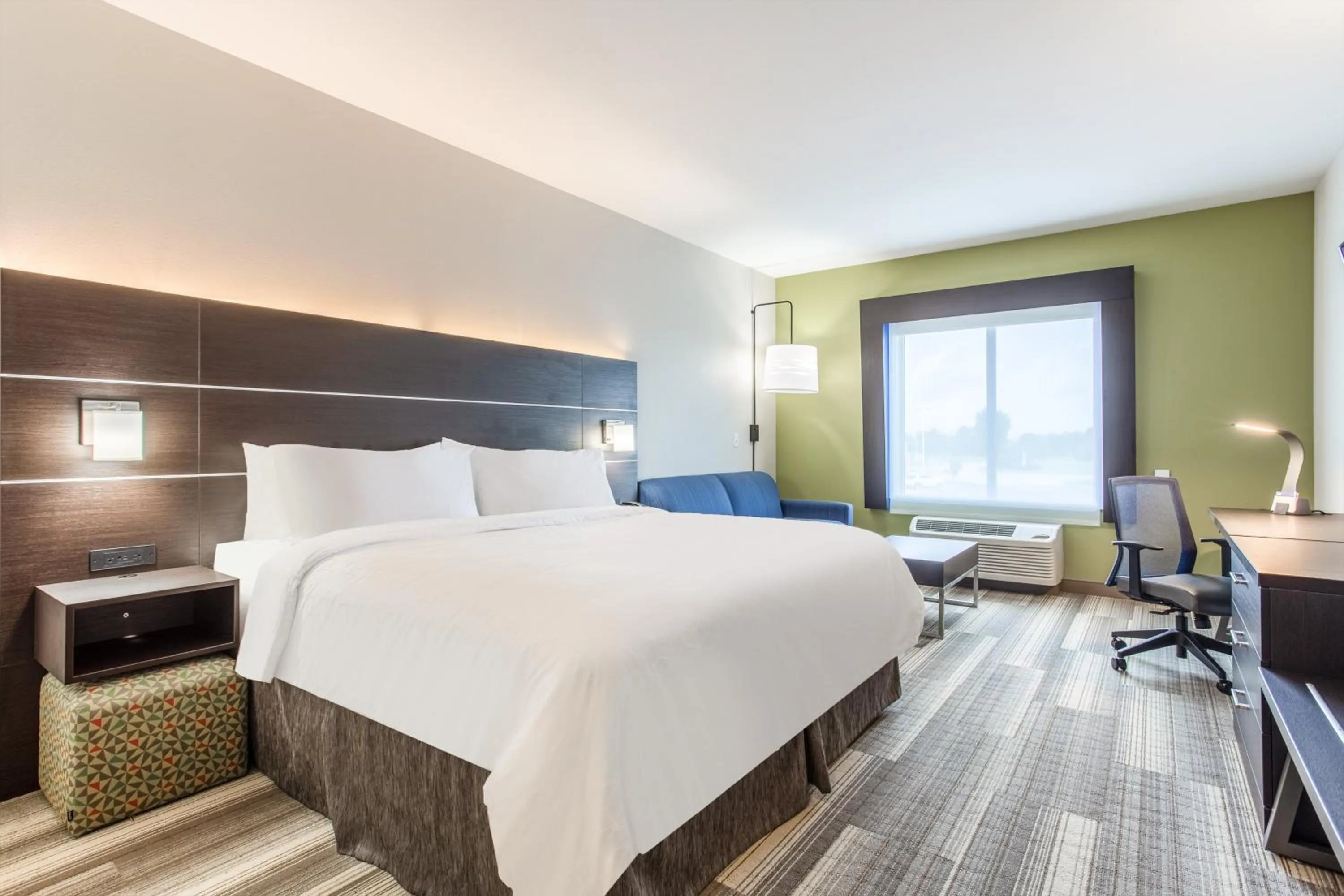 Bedroom, Bed in Holiday Inn Express & Suites - Ottawa, an IHG Hotel