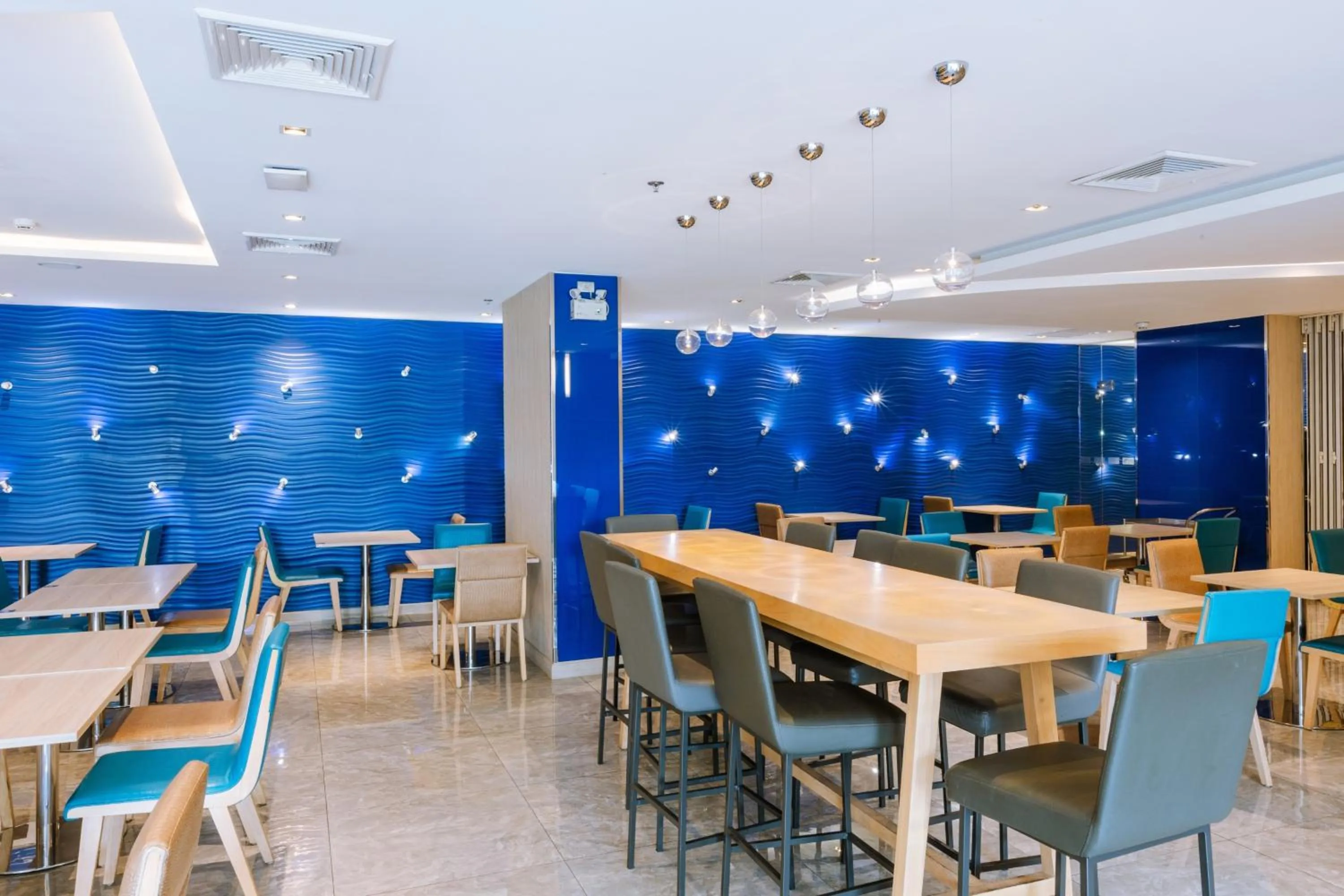 Restaurant/places to eat in Holiday Inn Express Pattaya Central by IHG