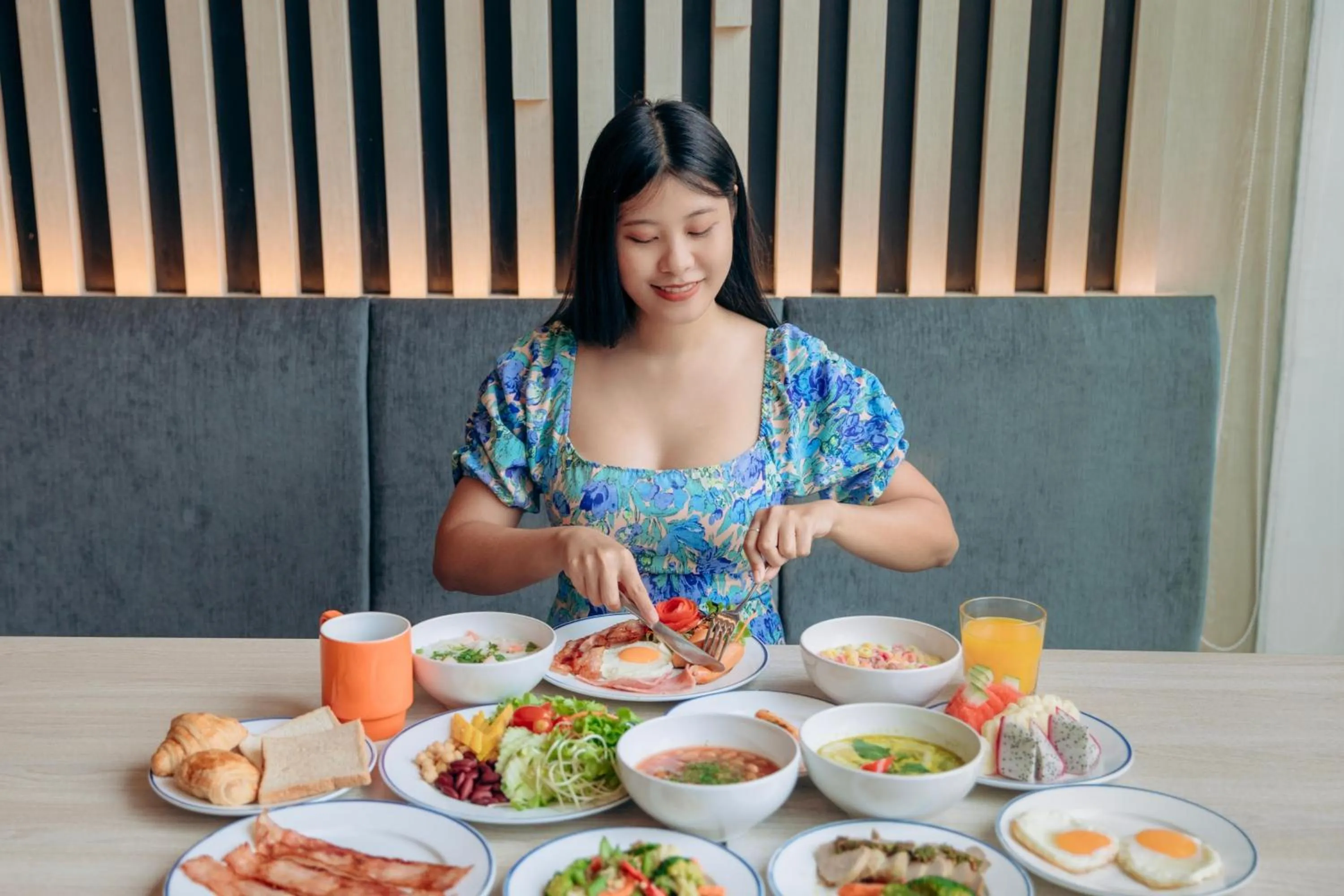 Seating area in Holiday Inn Express Pattaya Central by IHG