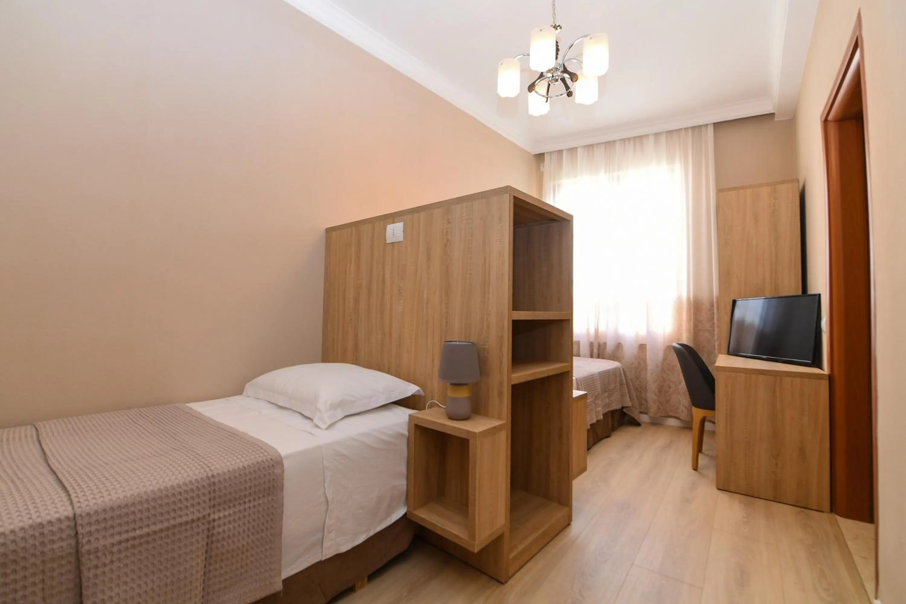 Photo of the whole room, Bed in Promenade Hotel