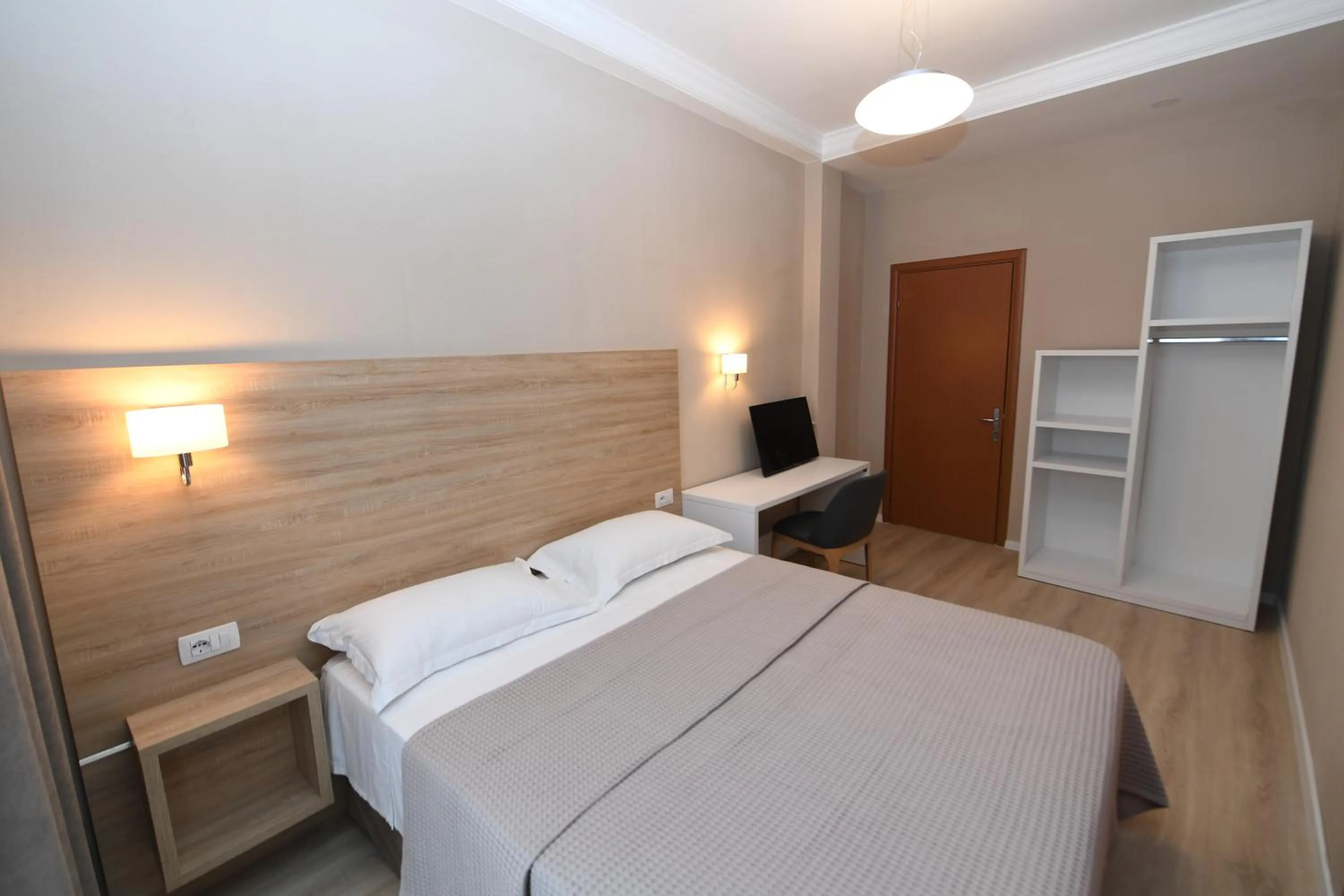 Photo of the whole room, Bed in Promenade Hotel