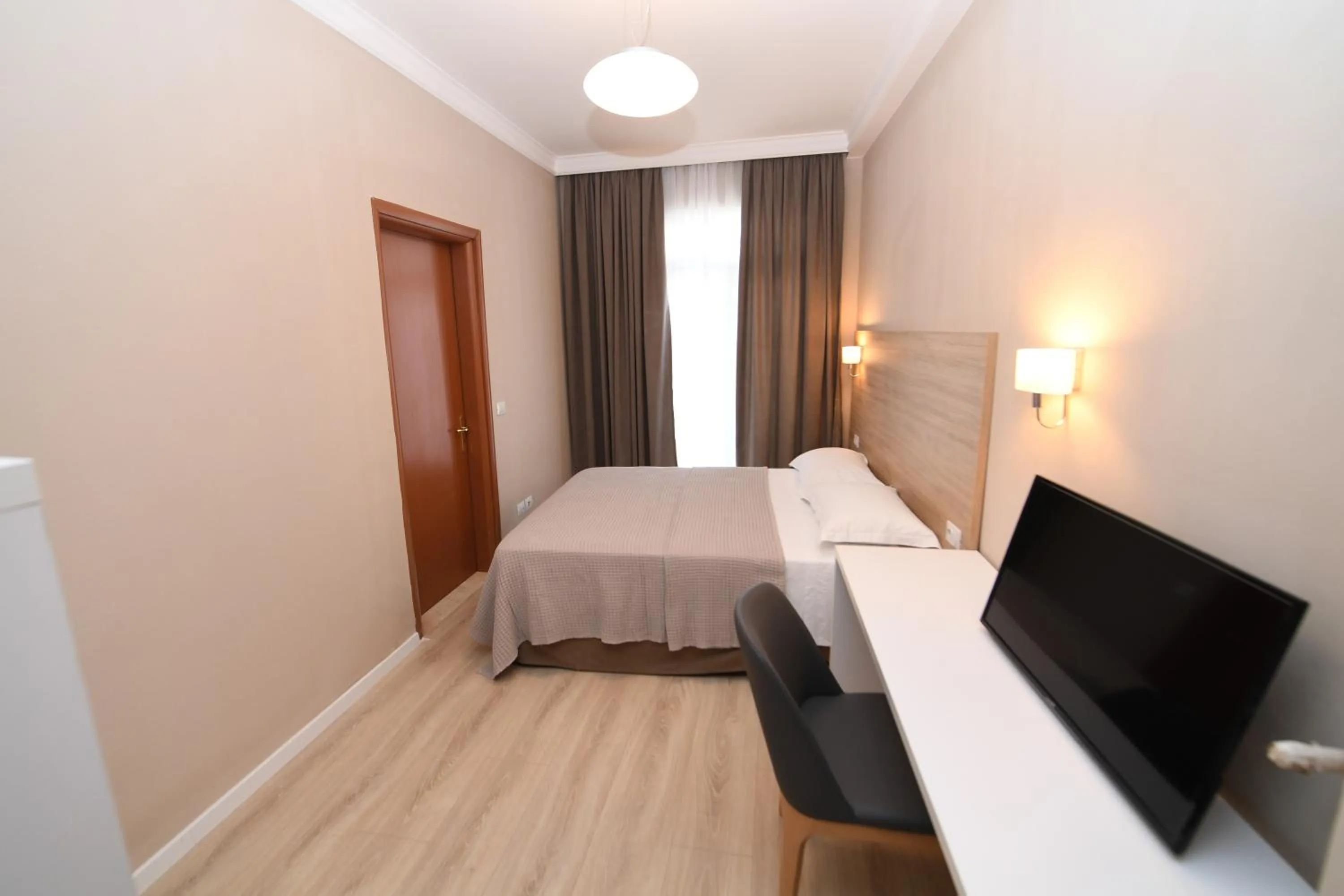 Photo of the whole room, Bed in Promenade Hotel