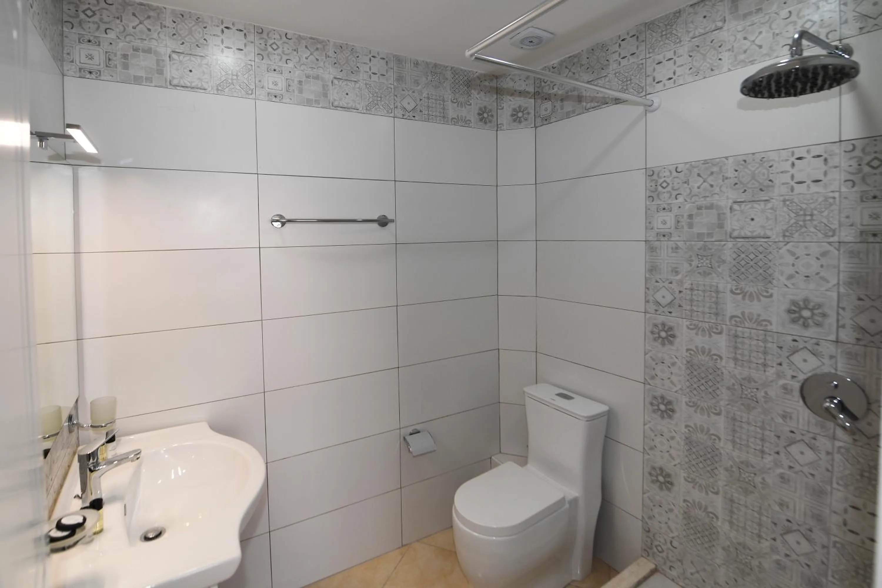 Bathroom in Promenade Hotel