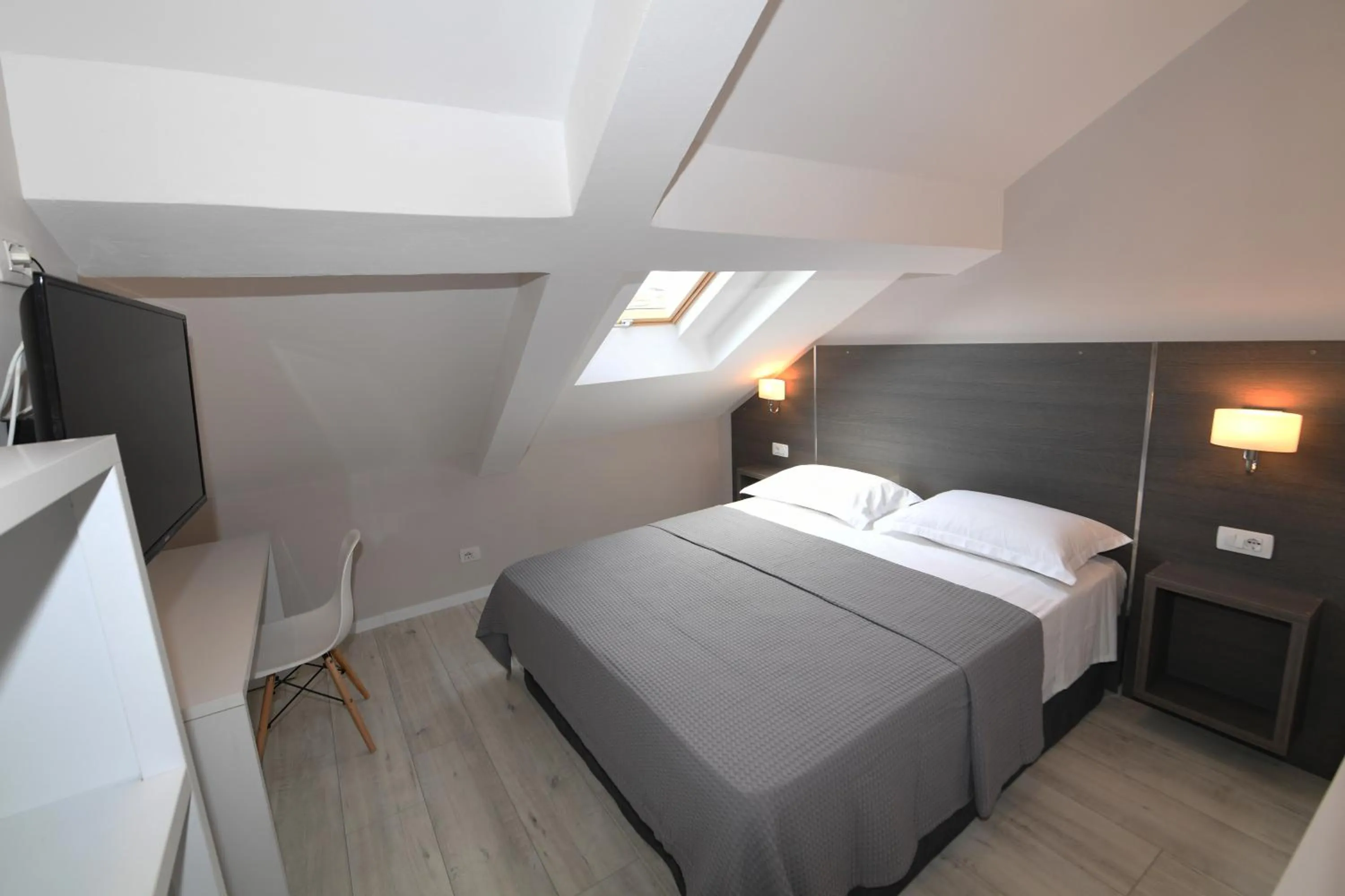 Photo of the whole room, Bed in Promenade Hotel