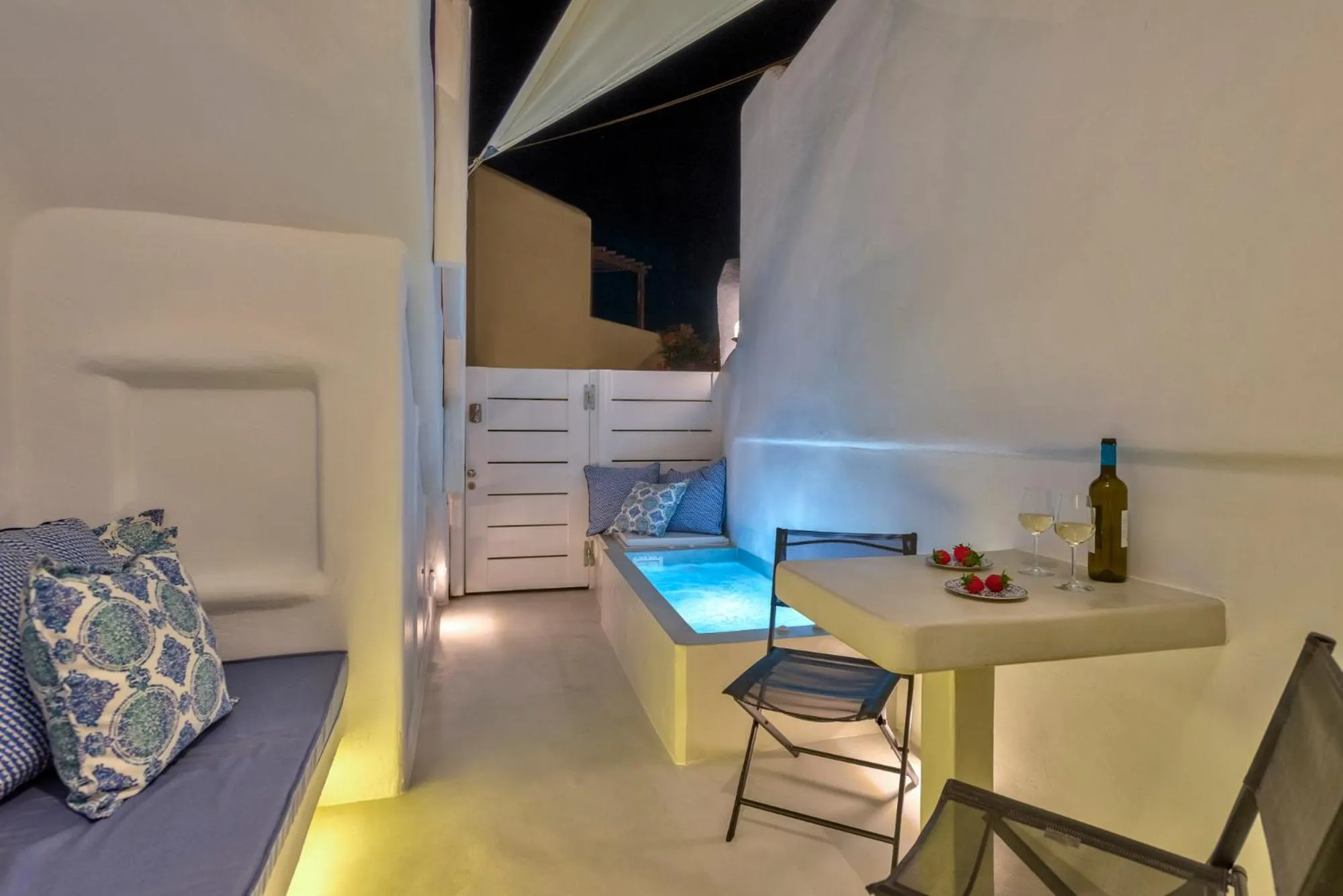 Hot Tub, Bed in Mykonian Mews Luxury Suites