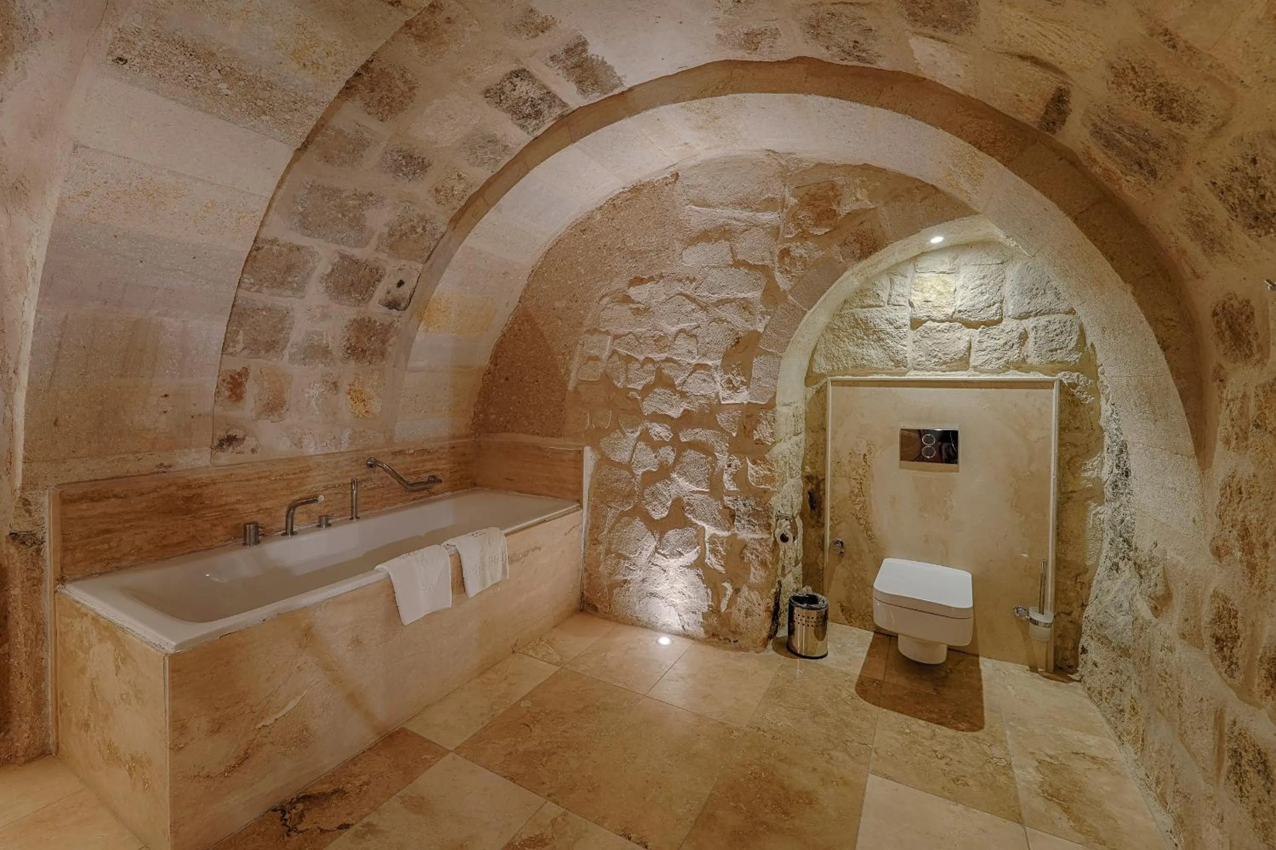 Toilet in Taru Cave Suites