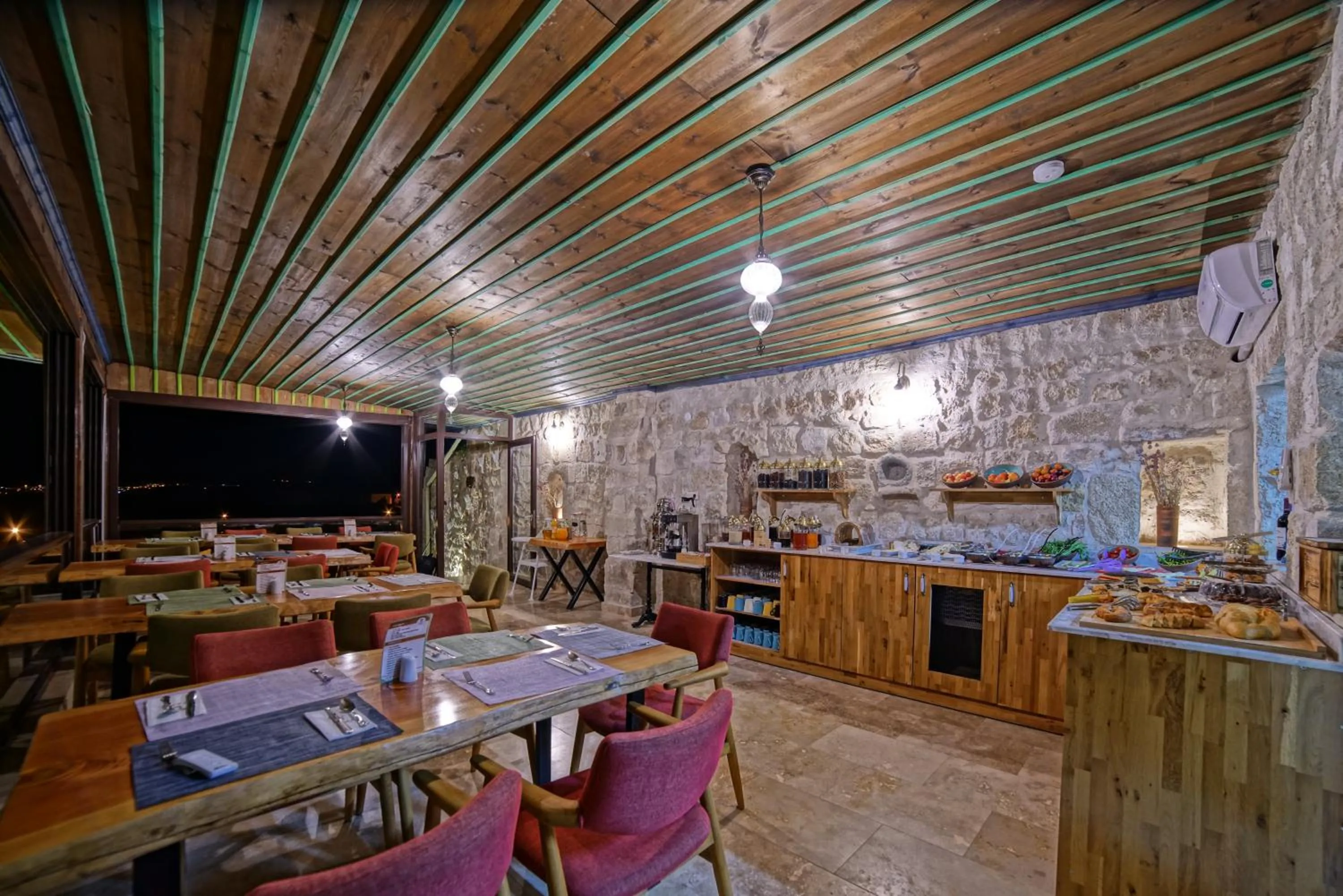 Restaurant/places to eat in Taru Cave Suites