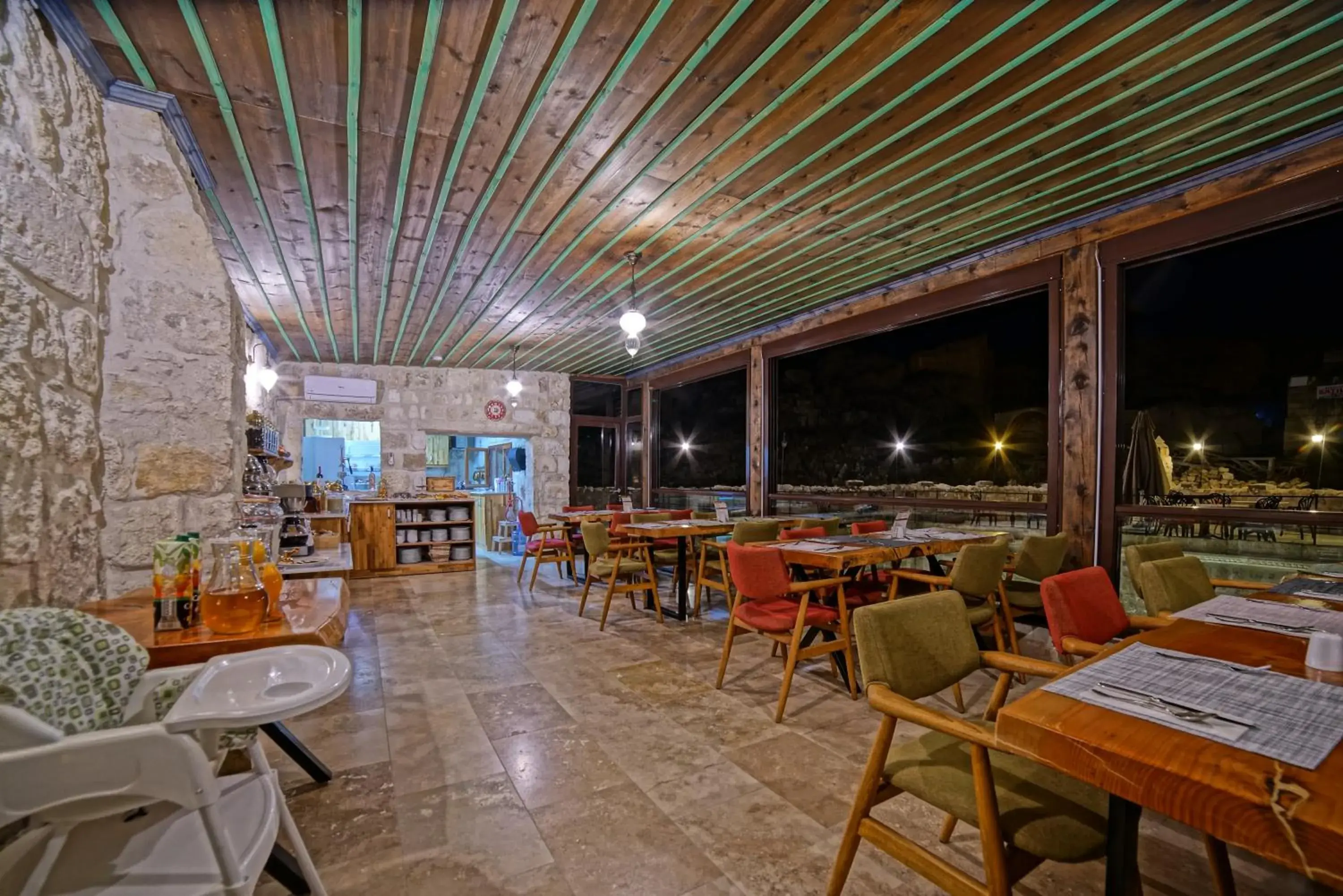 Restaurant/places to eat in Taru Cave Suites Restaurant/places to eat in Taru Cave Suites