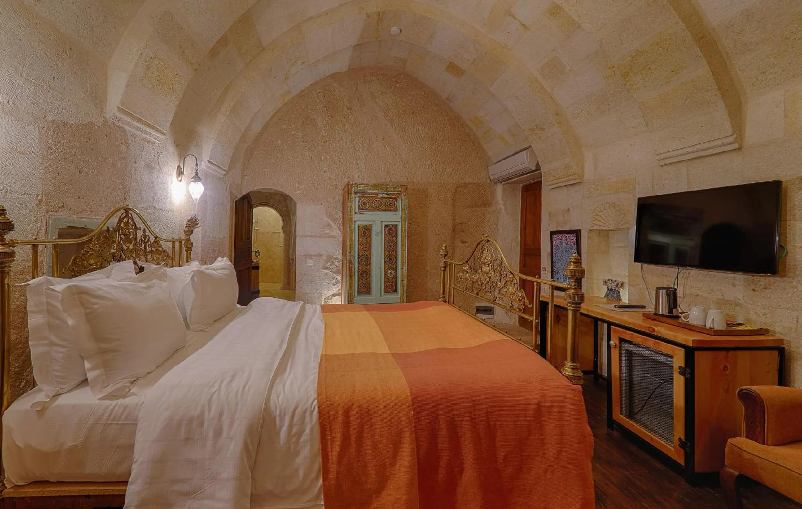 Bed in Taru Cave Suites