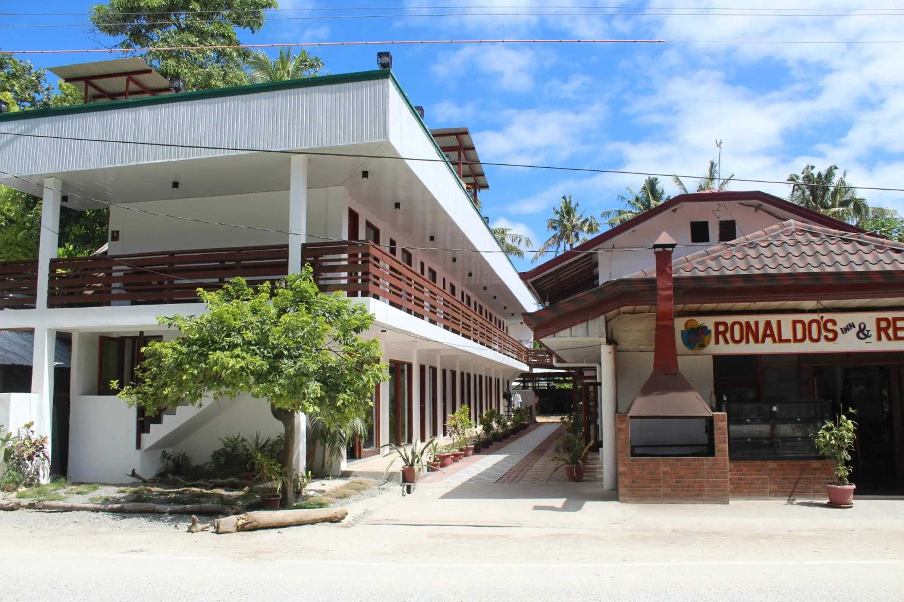 Property building in Ronaldo's Inn Siargao by Cocotel Property building in Ronaldo's Inn Siargao by Cocotel