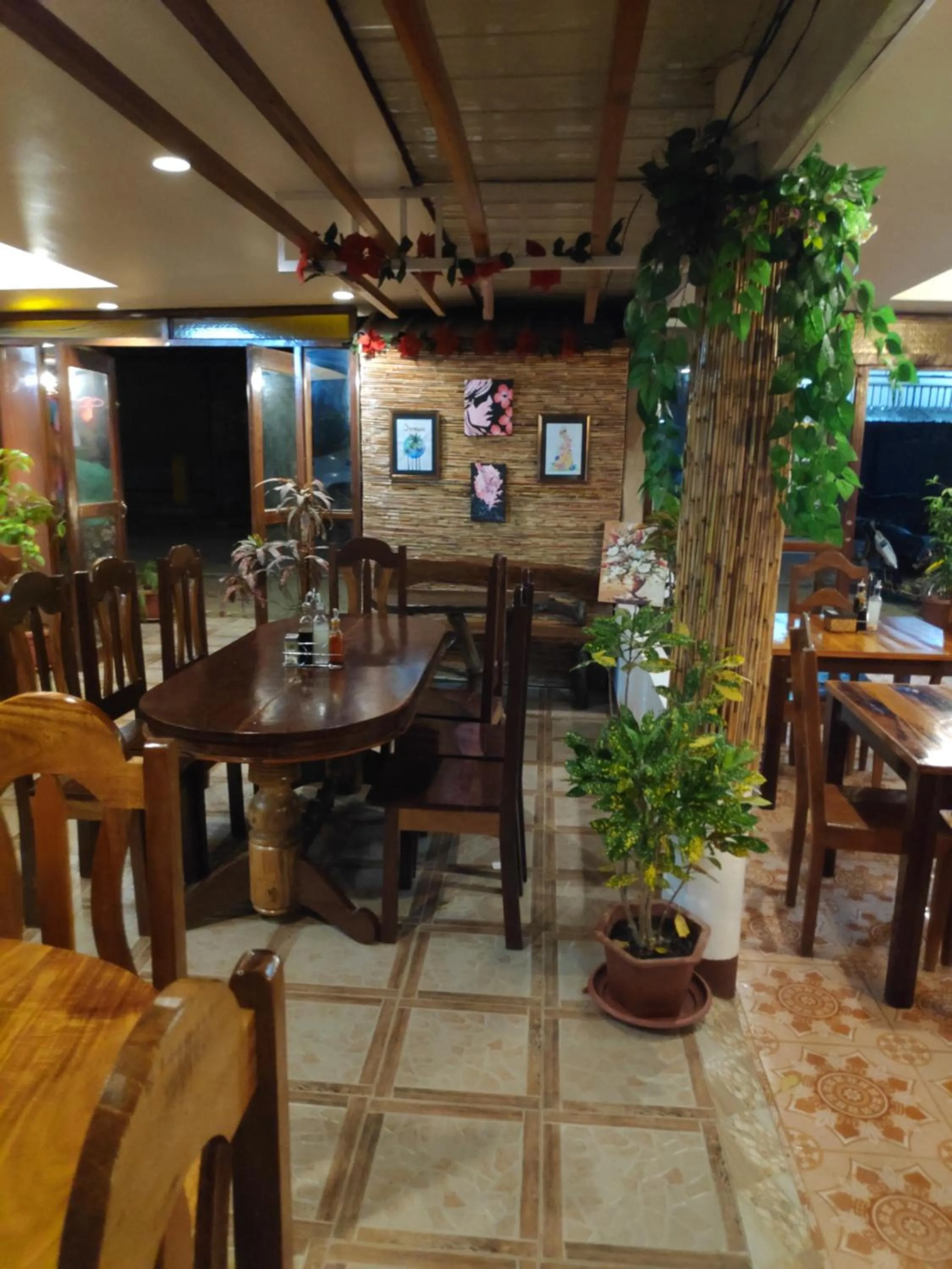 Restaurant/places to eat in Ronaldo's Inn Siargao by Cocotel