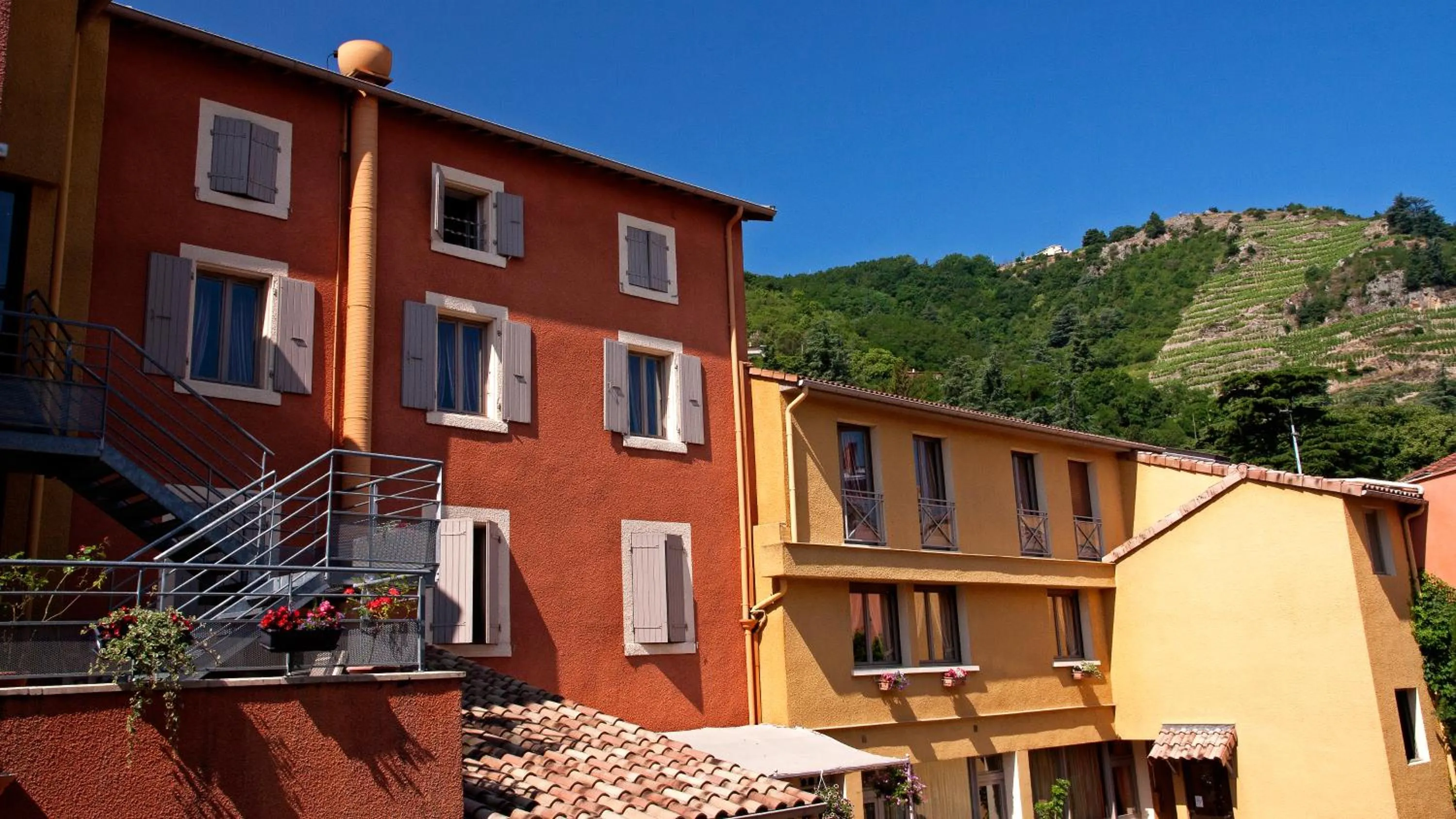 Facade/entrance in Logis Hôtel Restaurant Azalées