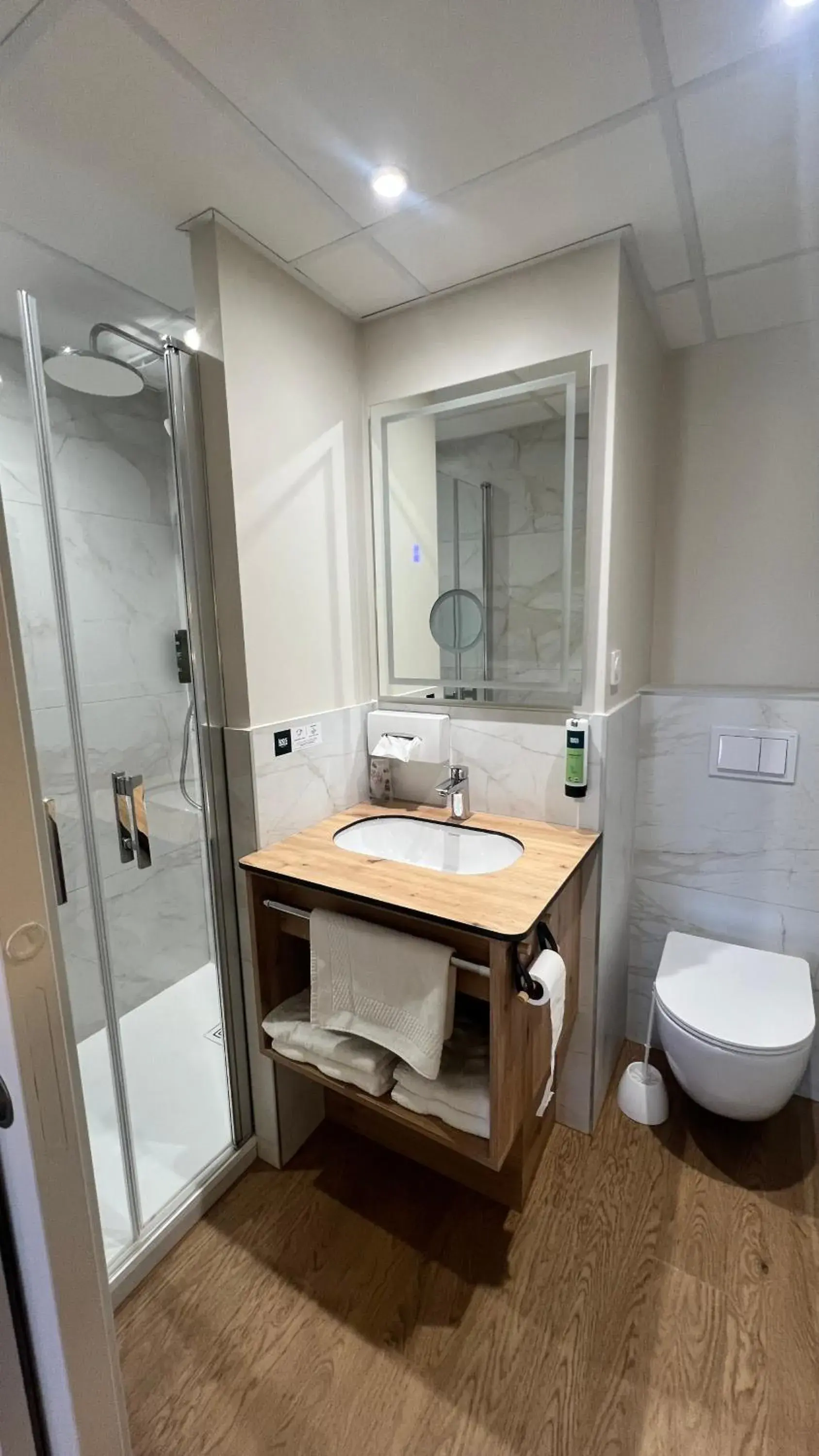 Bathroom in Logis Hôtel Restaurant Azalées Bathroom in Logis Hôtel Restaurant Azalées