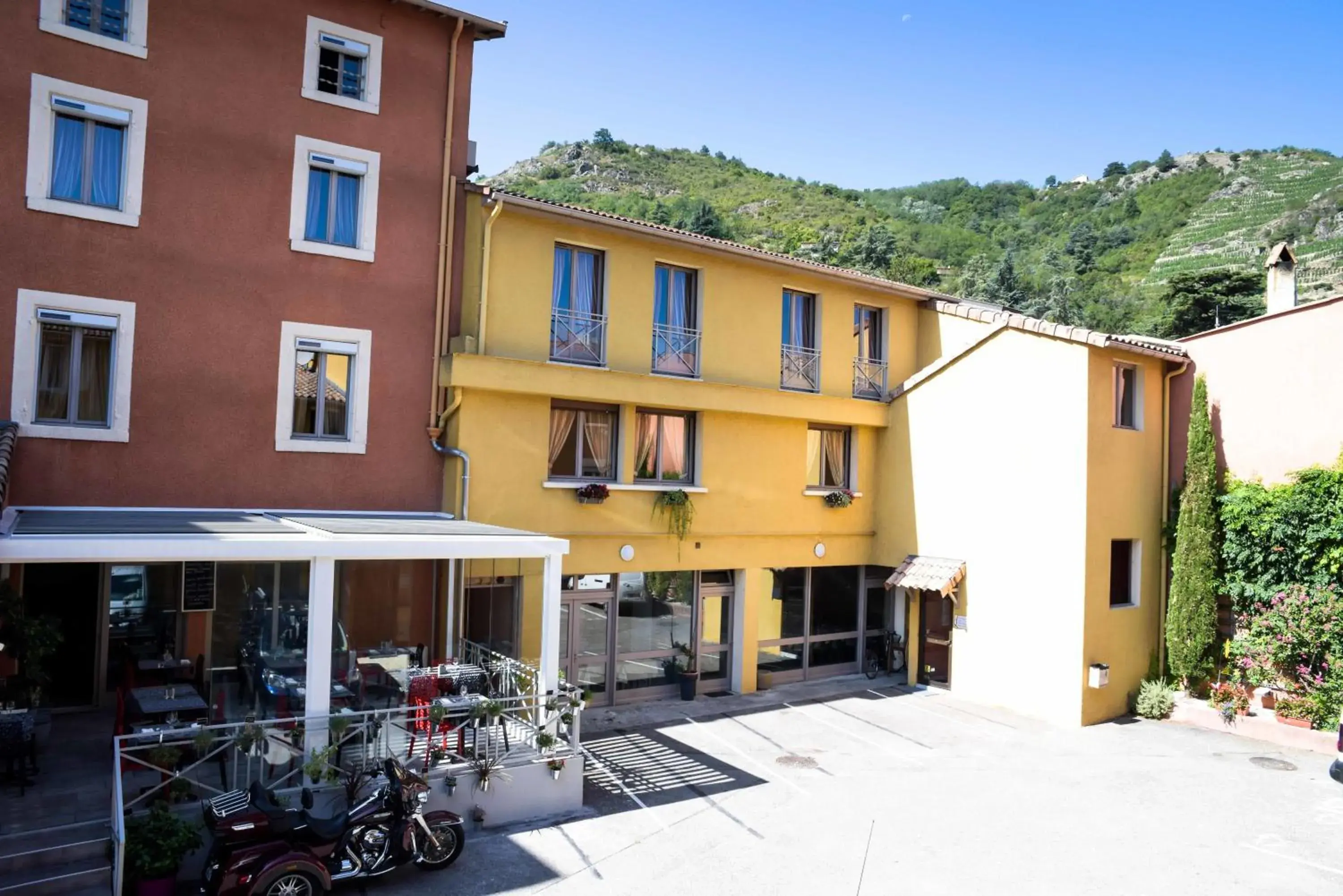 Patio in Logis Hôtel Restaurant Azalées Patio in Logis Hôtel Restaurant Azalées