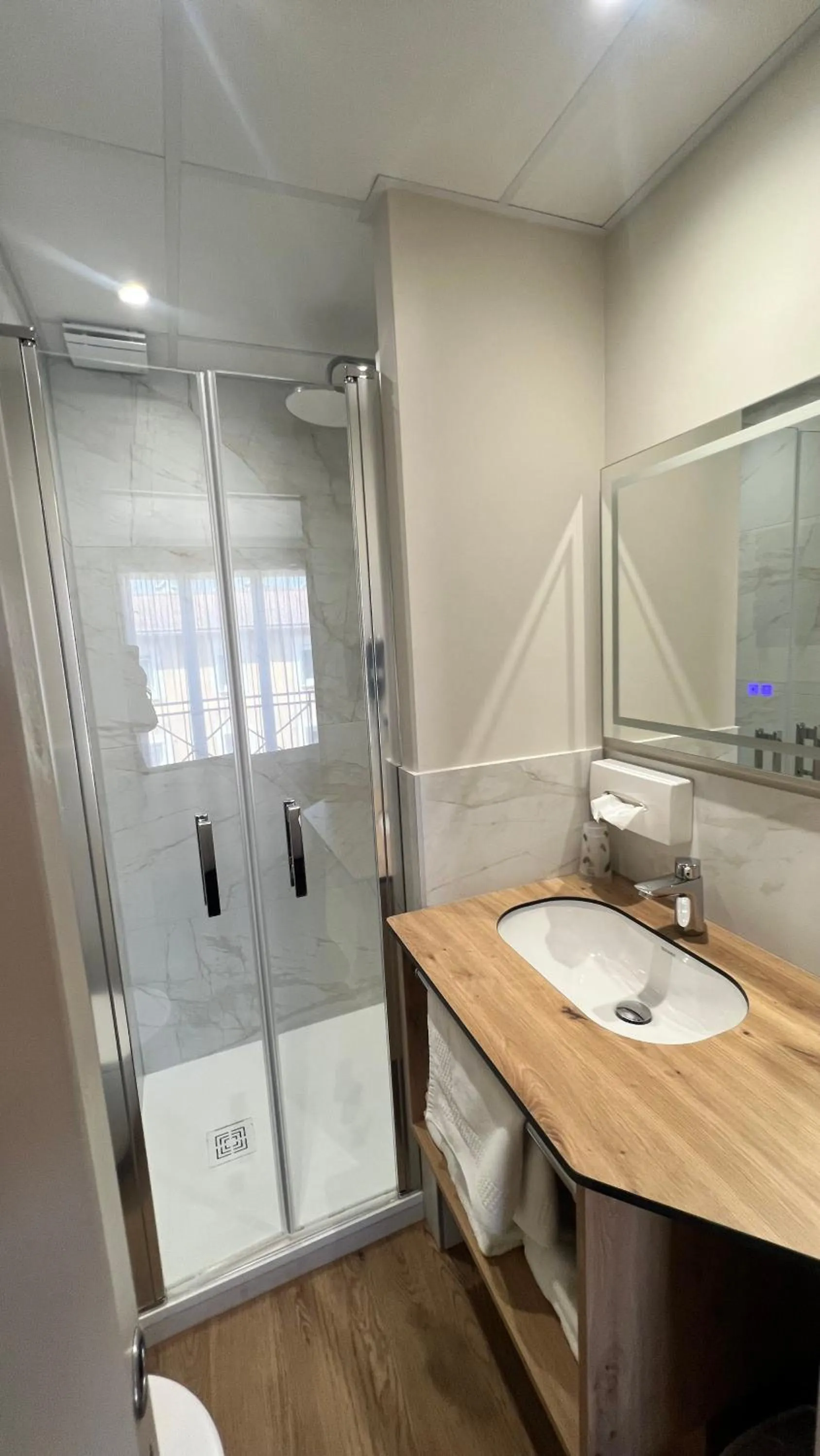 Bathroom in Logis Hôtel Restaurant Azalées