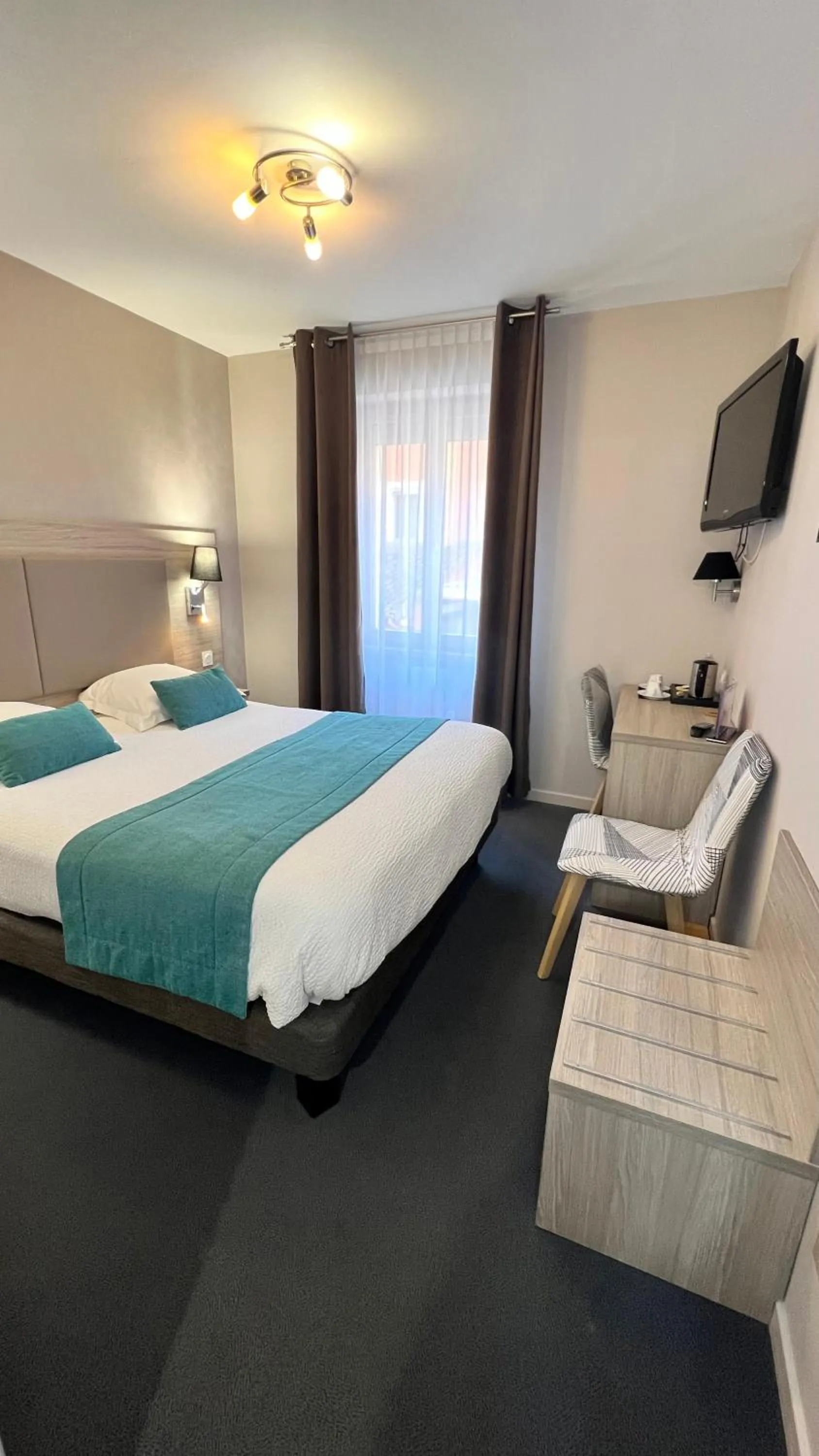 Bed in Logis Hôtel Restaurant Azalées