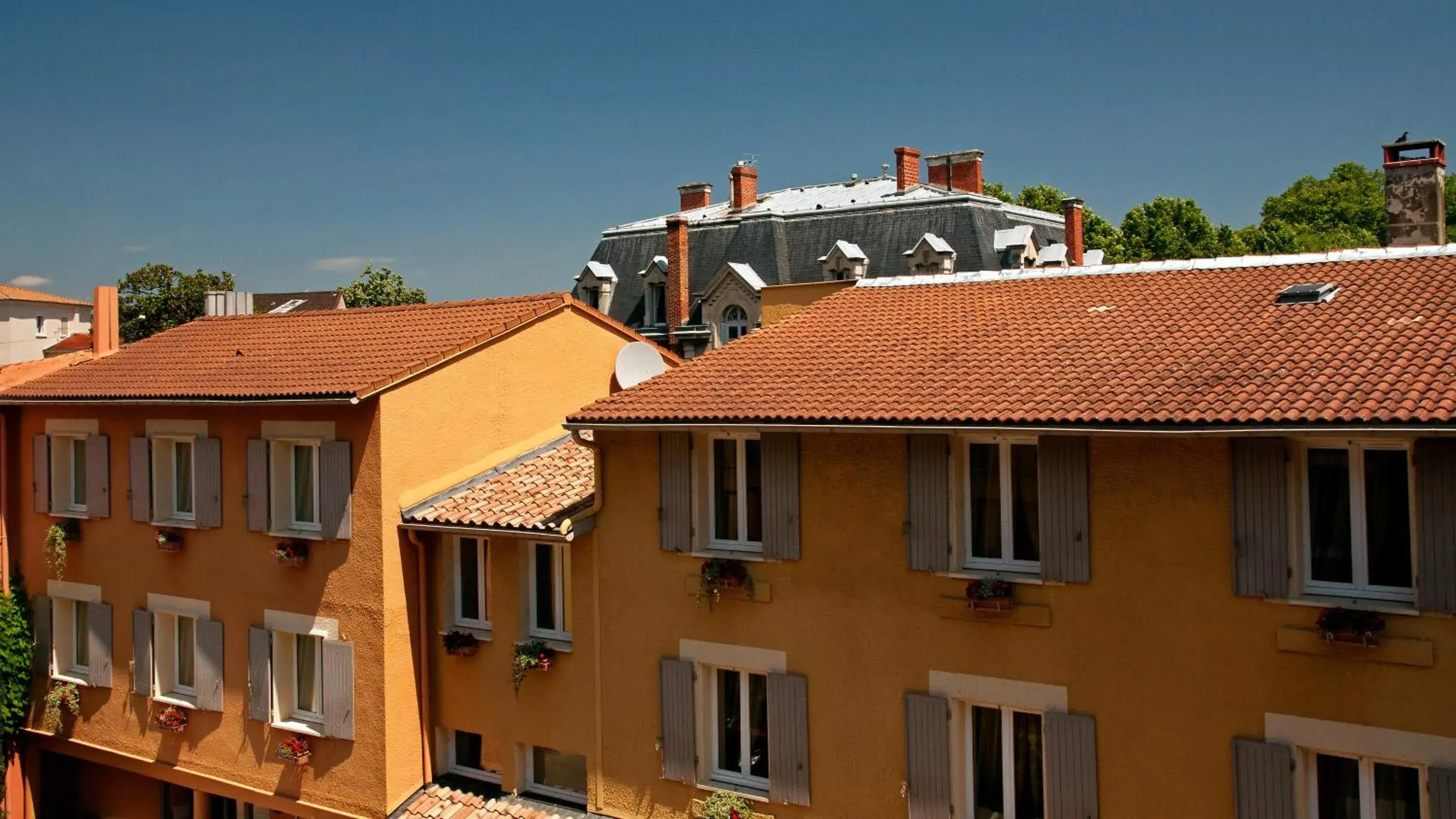 Property building in Logis Hôtel Restaurant Azalées Property building in Logis Hôtel Restaurant Azalées