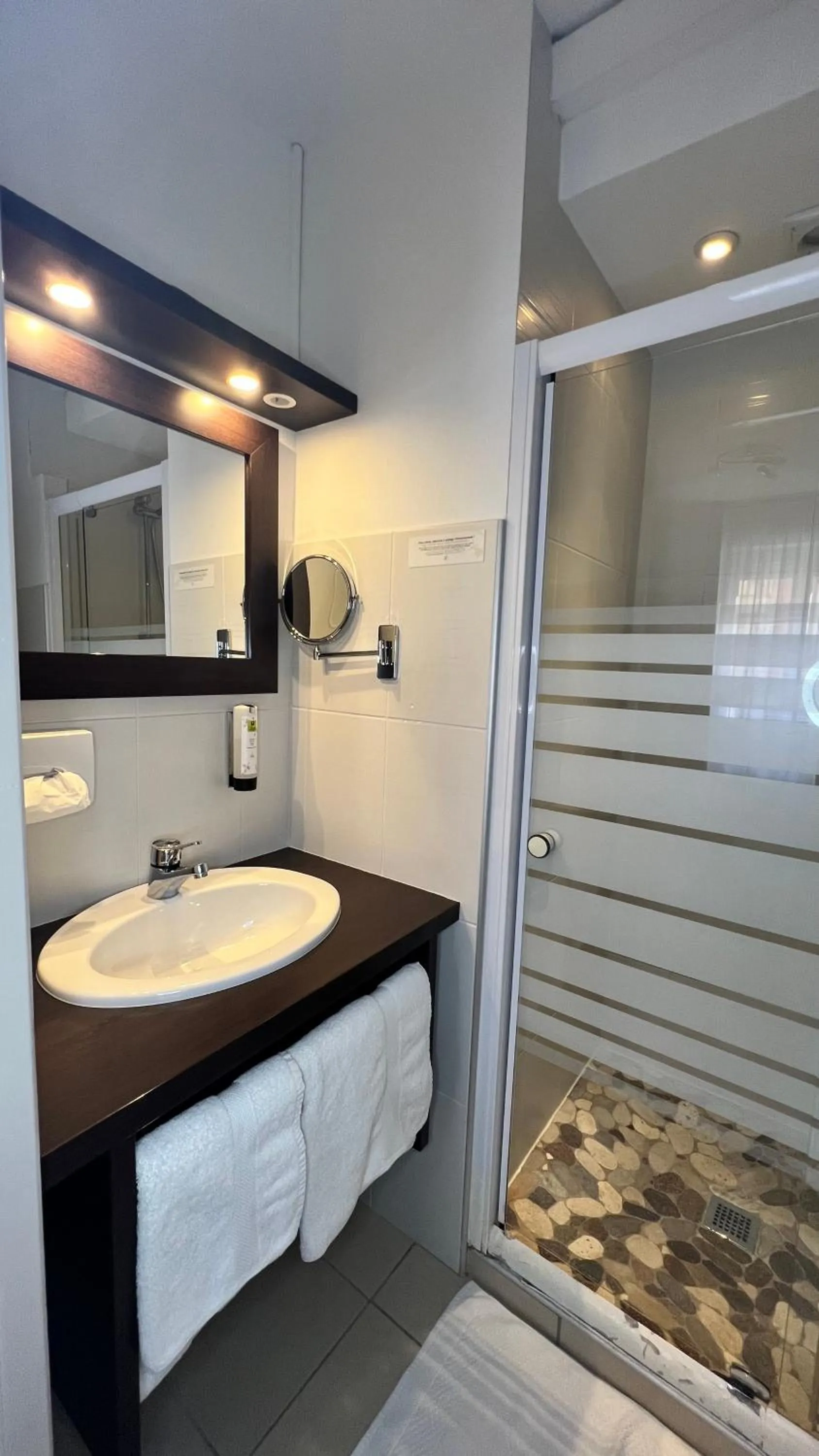 Bathroom in Logis Hôtel Restaurant Azalées