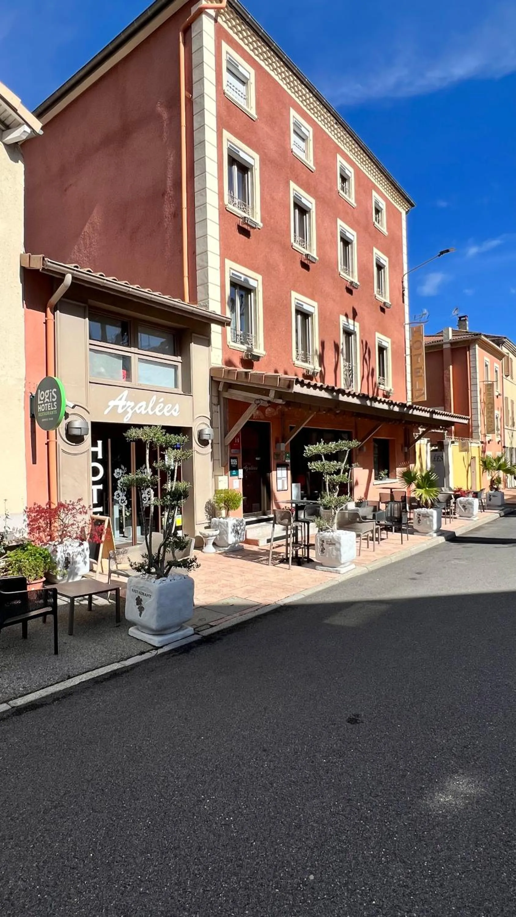 Property building in Logis Hôtel Restaurant Azalées