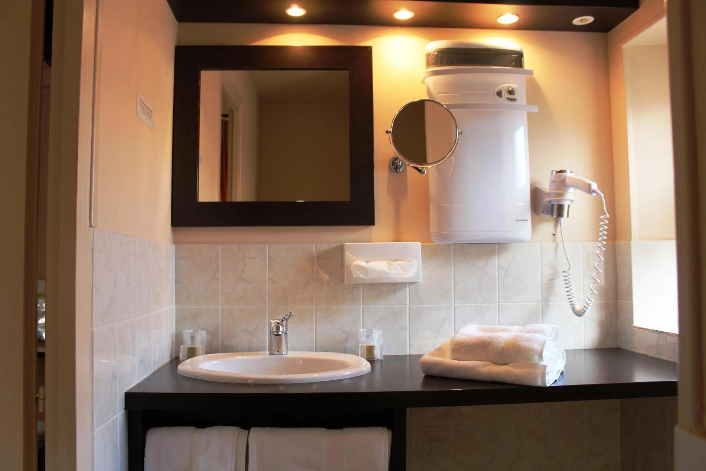 Bathroom in Logis Hôtel Restaurant Azalées