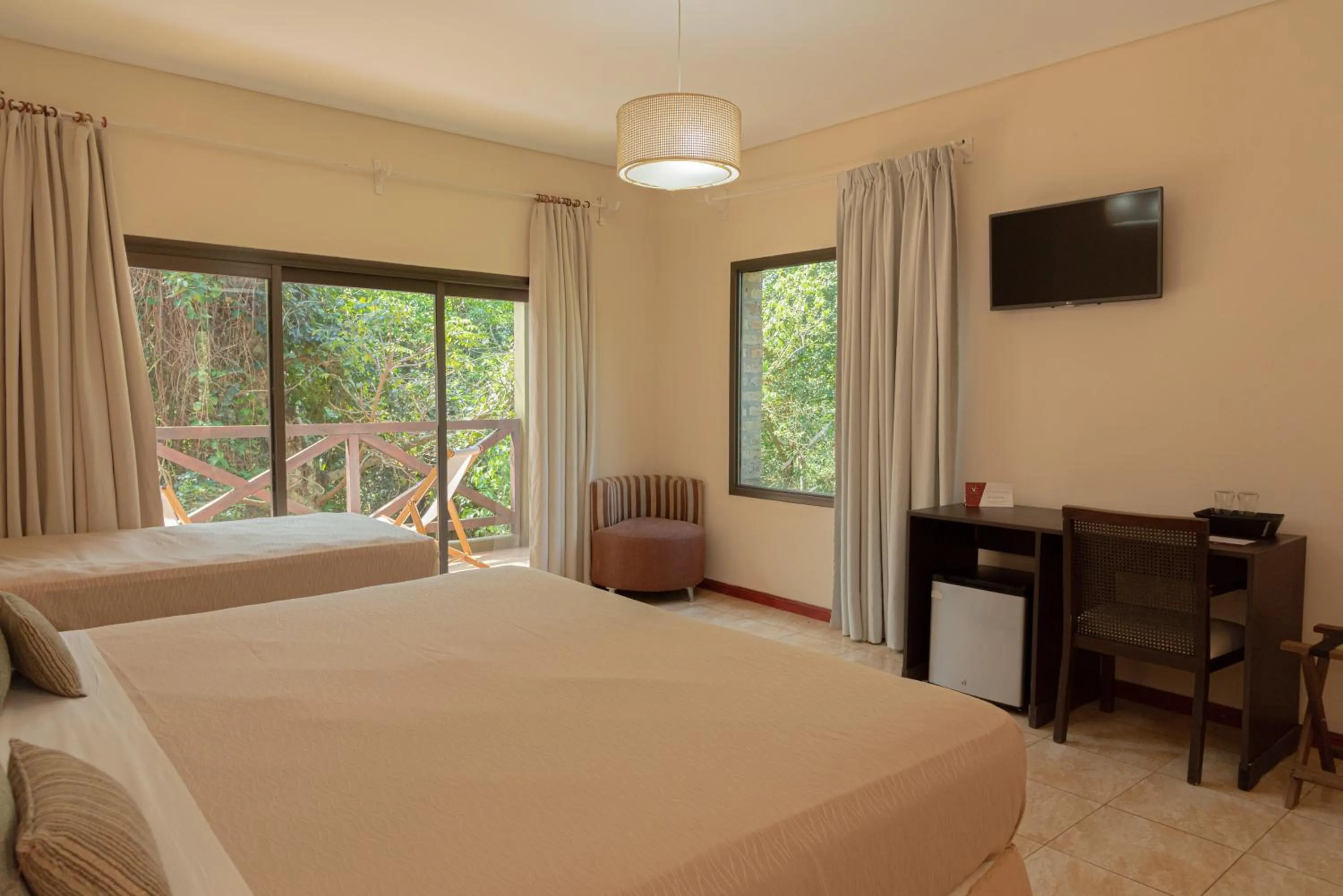 Photo of the whole room, Bed in Village Cataratas