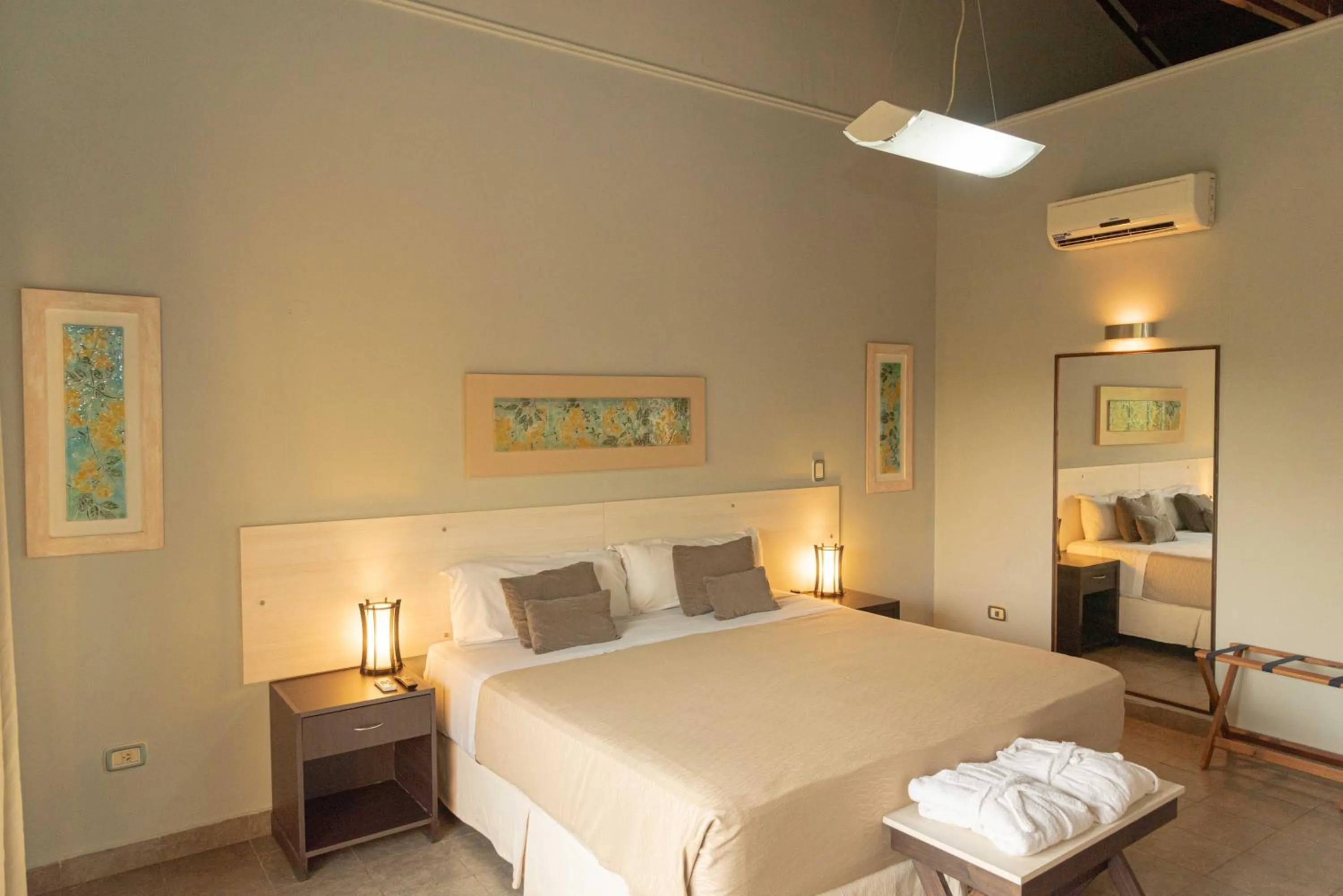 Photo of the whole room, Bed in Village Cataratas