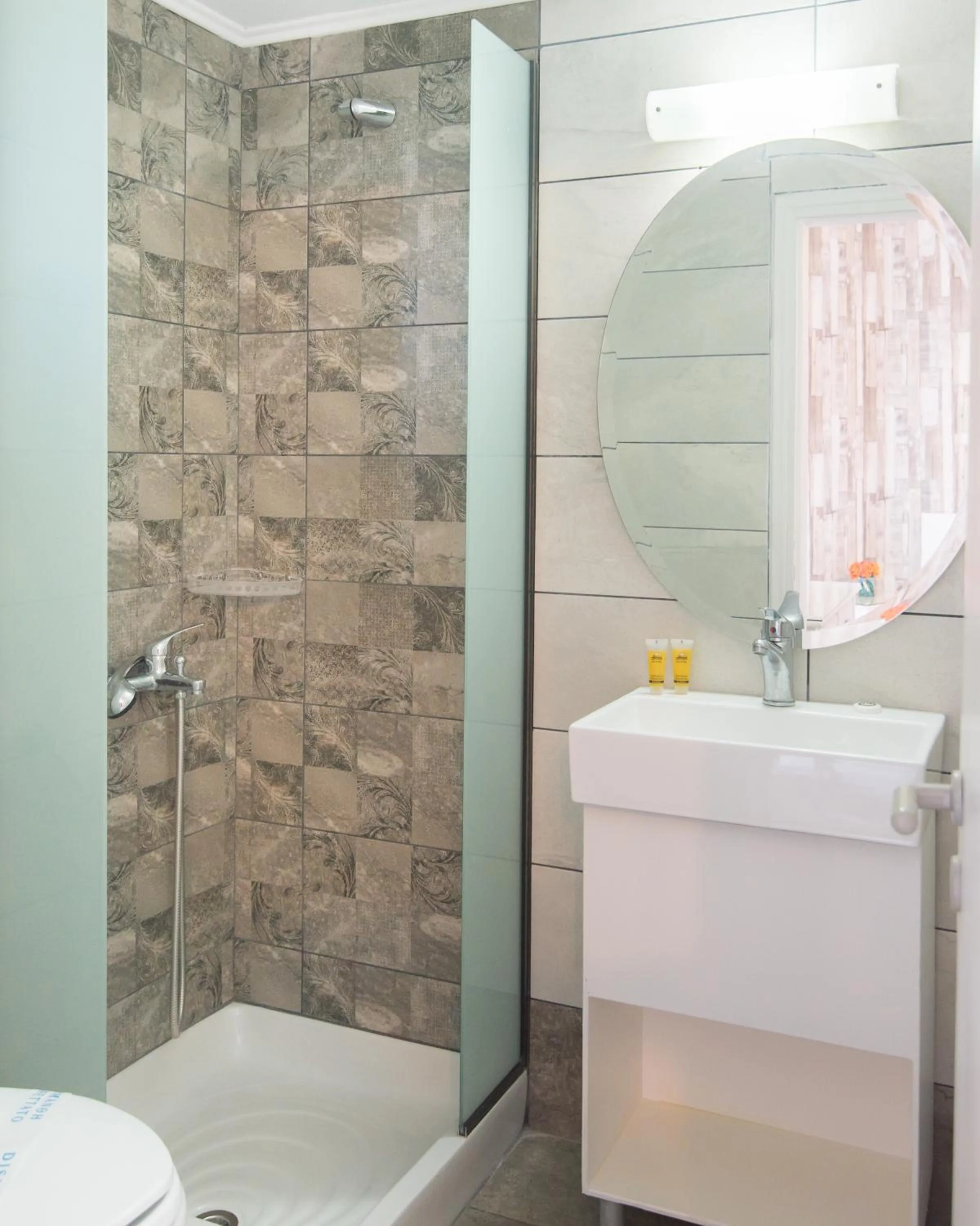 Shower in Silver Sun Studios & Apartments