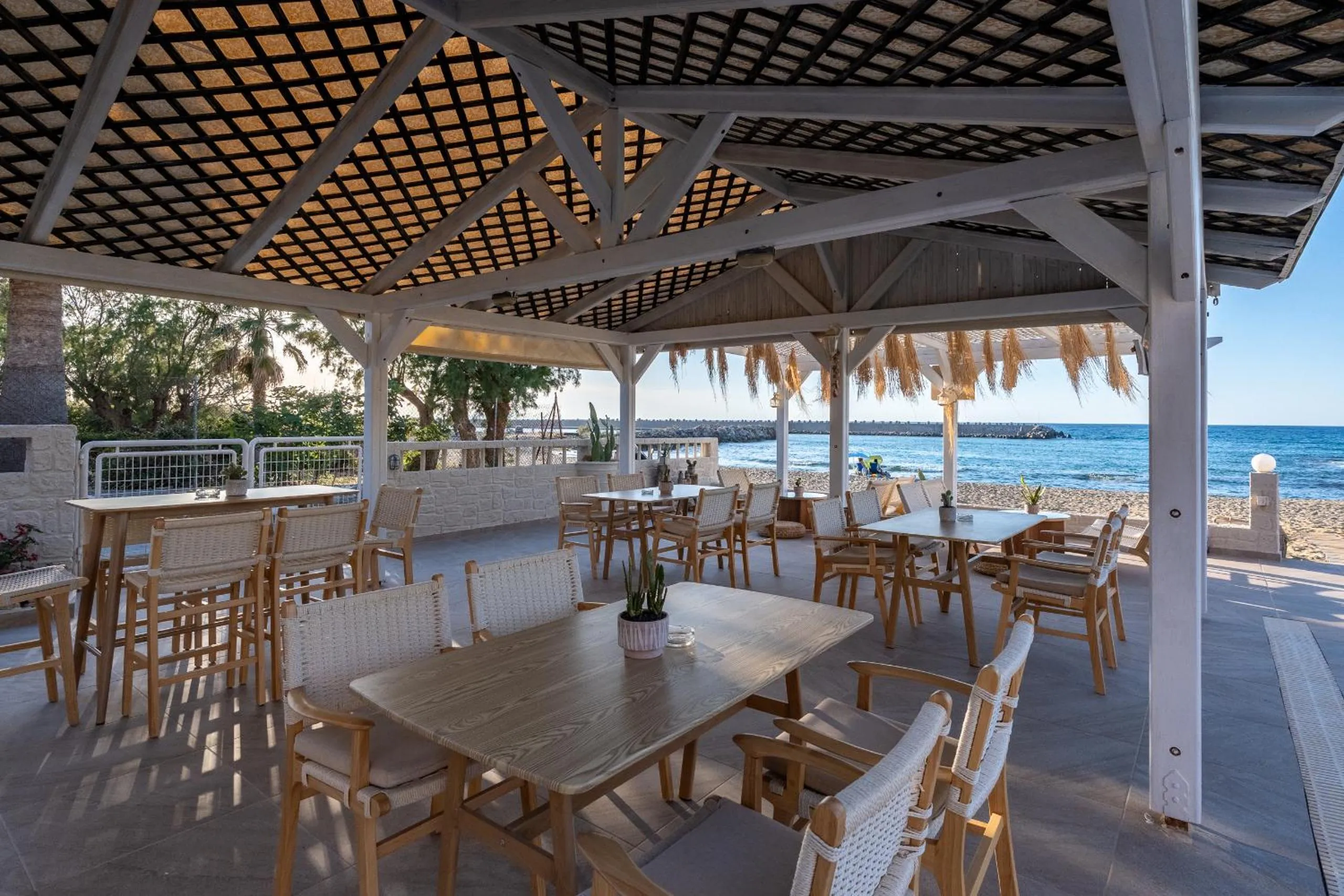 Restaurant/places to eat in Silver Sun Studios & Apartments