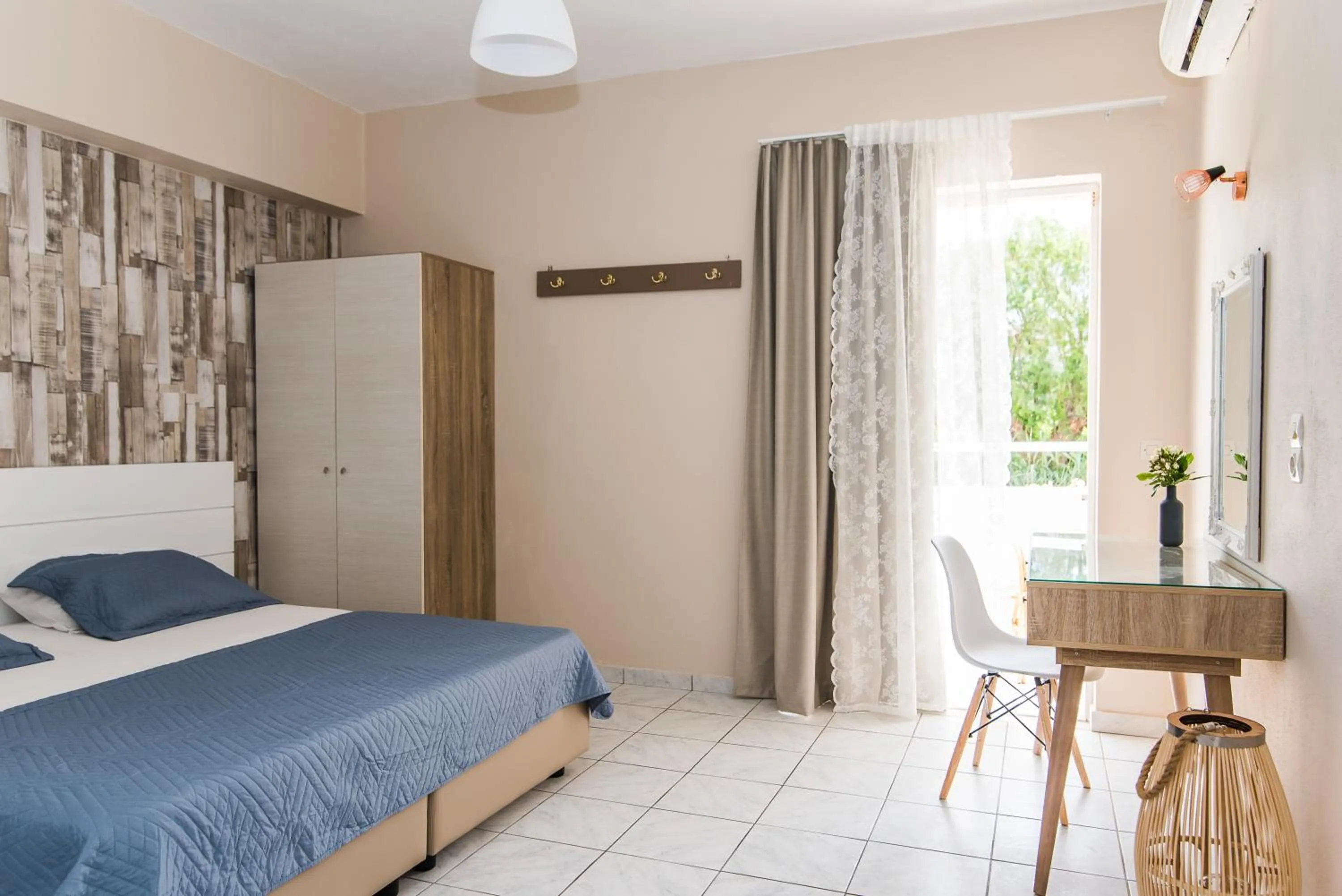 Photo of the whole room, Bed in Silver Sun Studios & Apartments