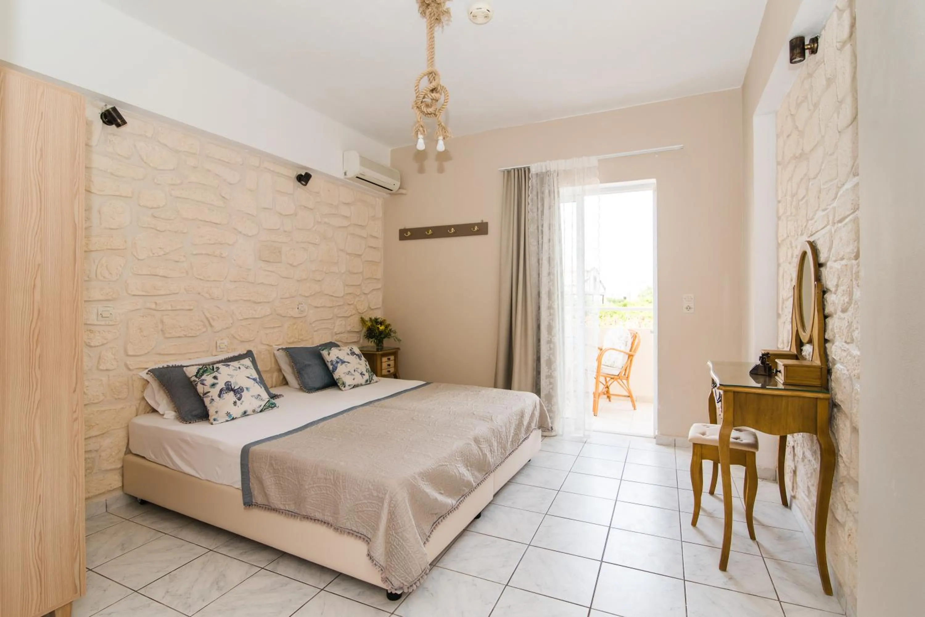 Bed in Silver Sun Studios & Apartments