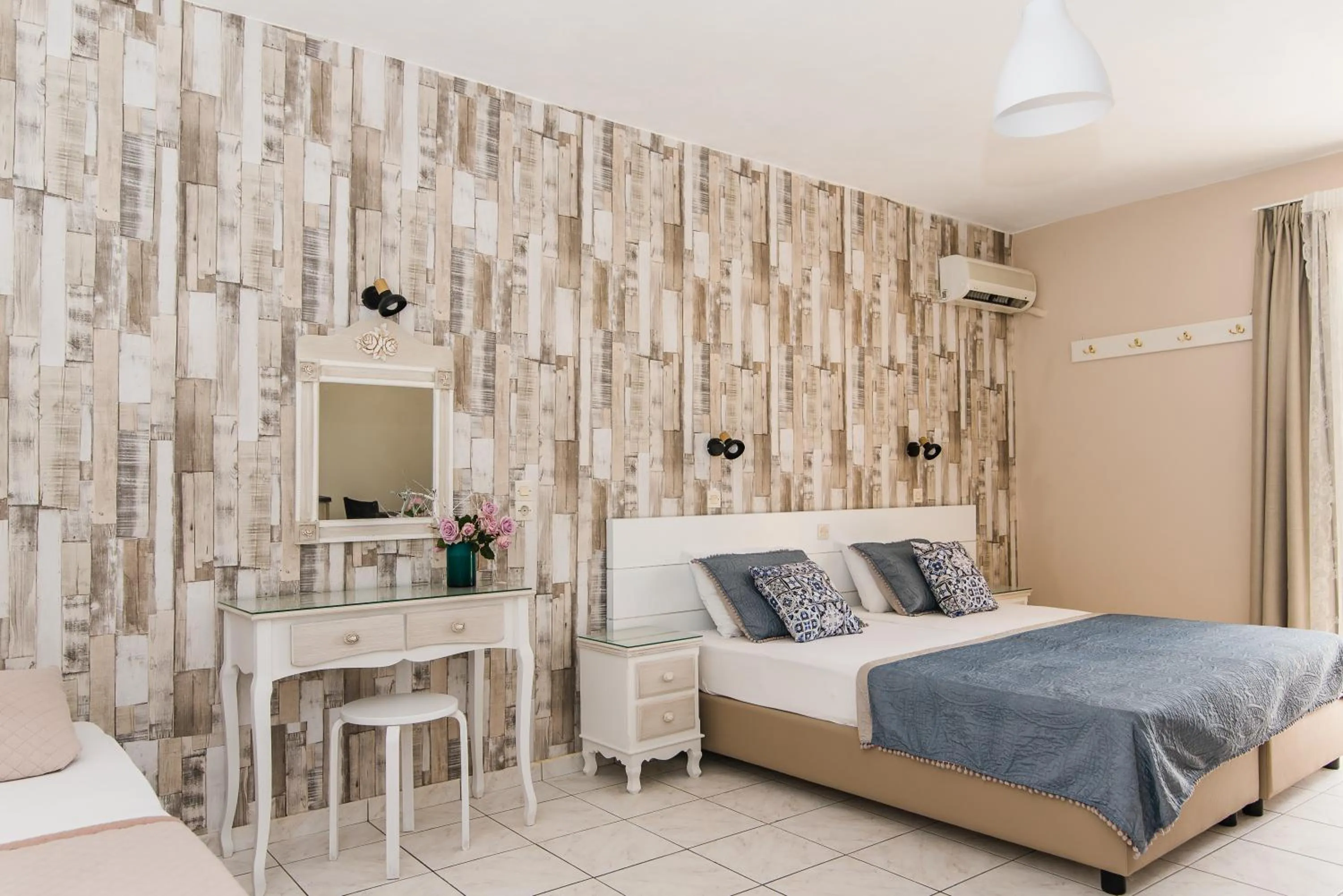 Photo of the whole room, Bed in Silver Sun Studios & Apartments