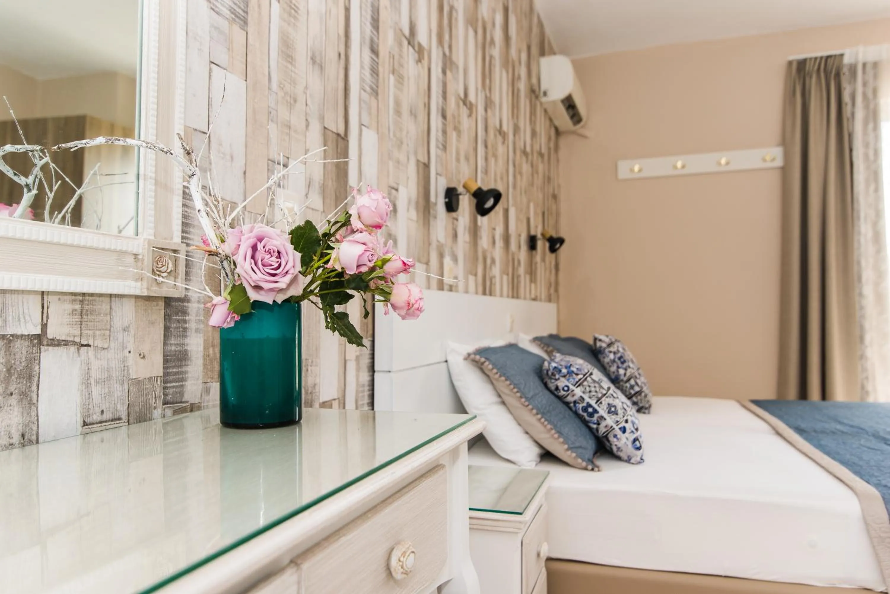 Photo of the whole room, Bed in Silver Sun Studios & Apartments