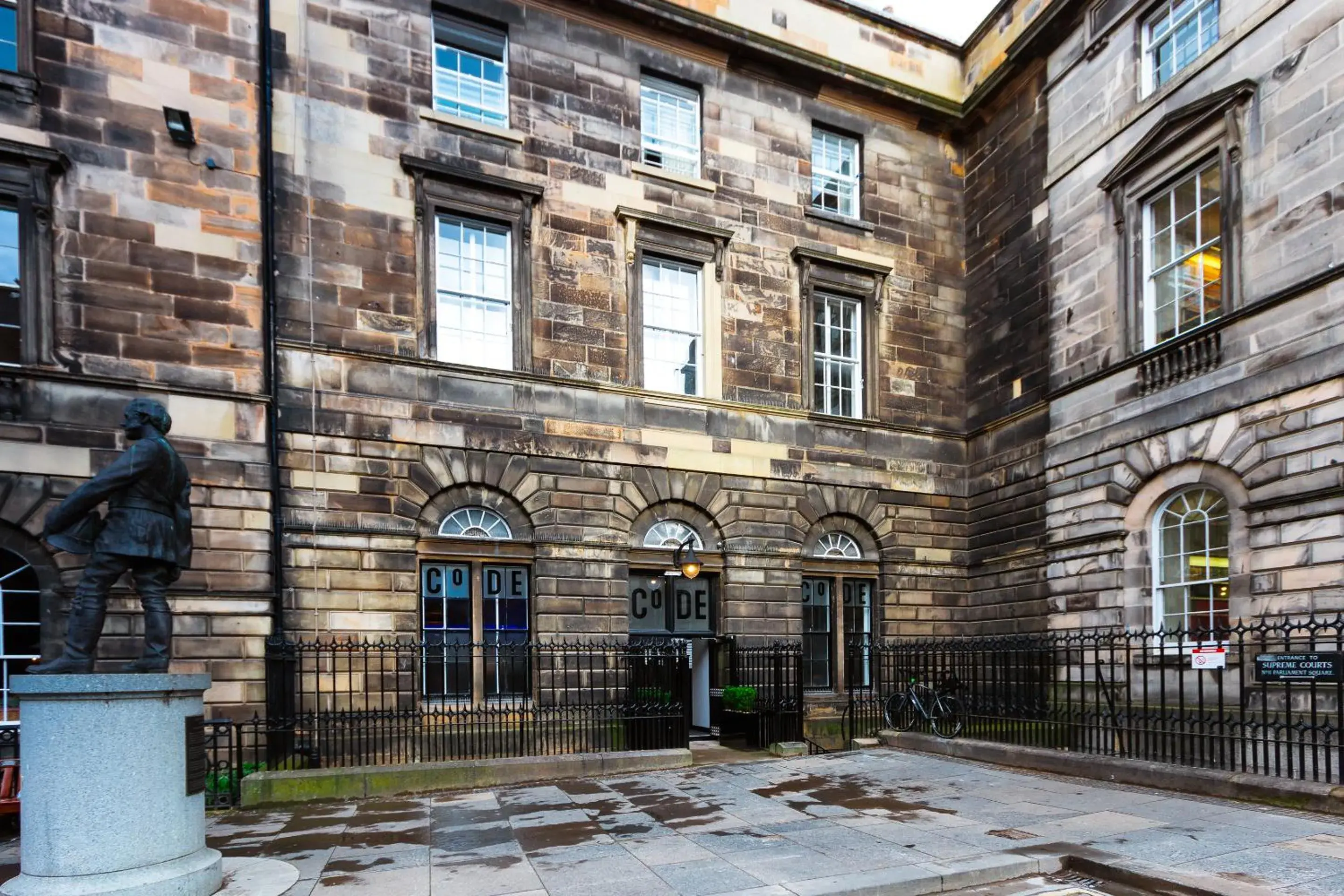 Facade/entrance in CoDE Pod – The CoURT - Edinburgh Facade/entrance in CoDE Pod – The CoURT - Edinburgh