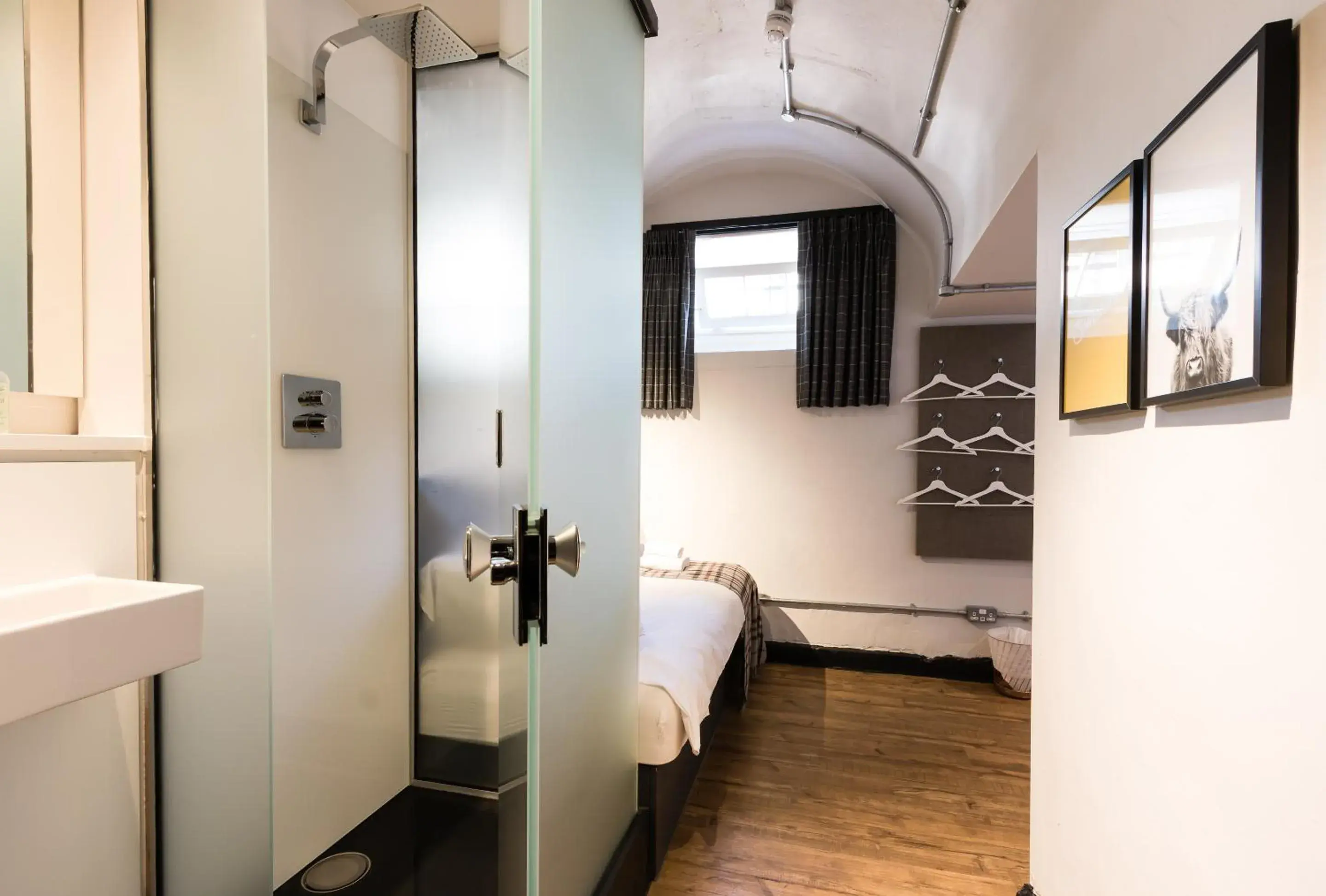 Bathroom, Bed in CoDE Pod – The CoURT - Edinburgh Bathroom, Bed in CoDE Pod – The CoURT - Edinburgh