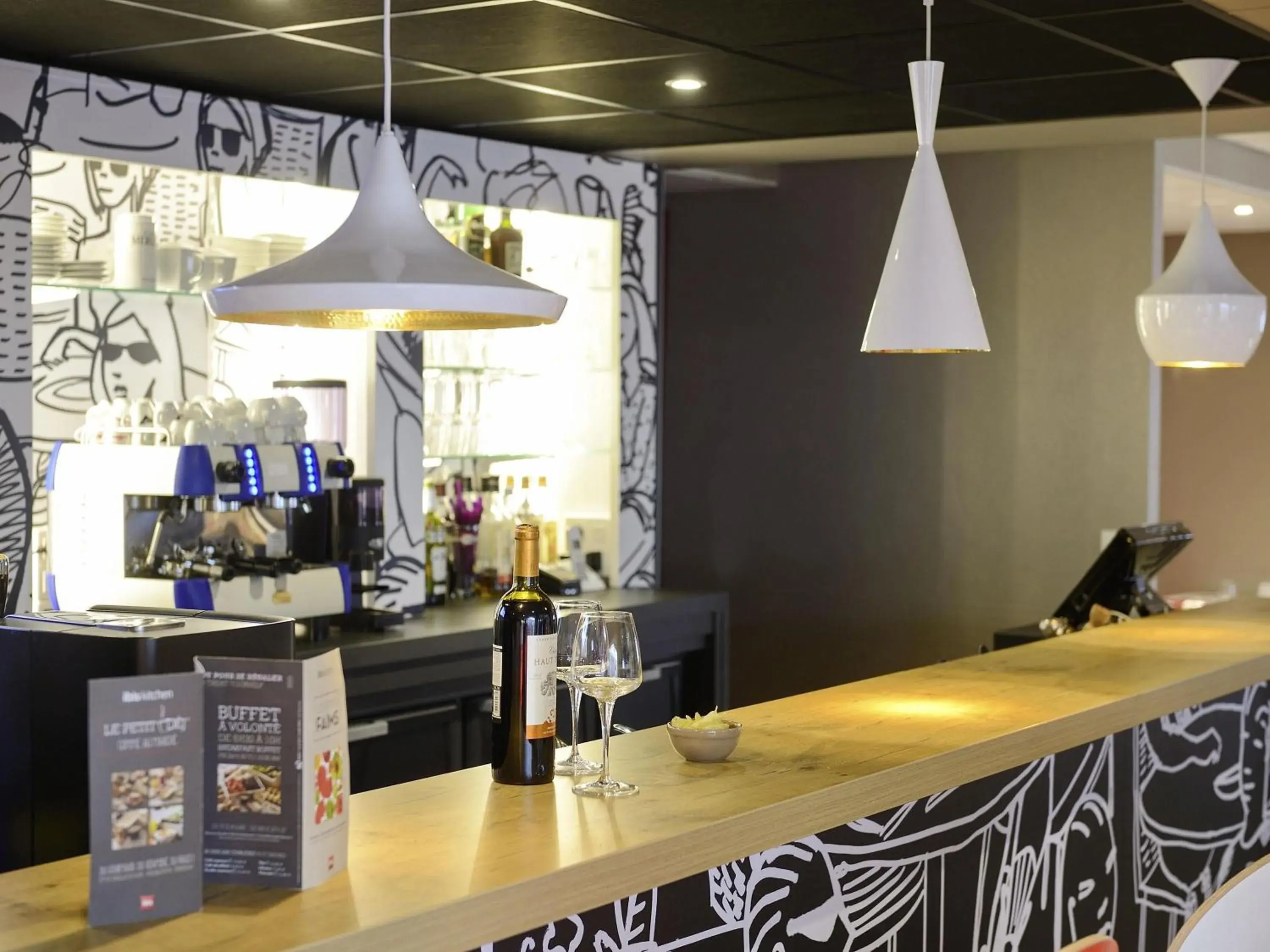 Lounge or bar in ibis Poitiers Beaulieu Lounge or bar in ibis Poitiers Beaulieu
