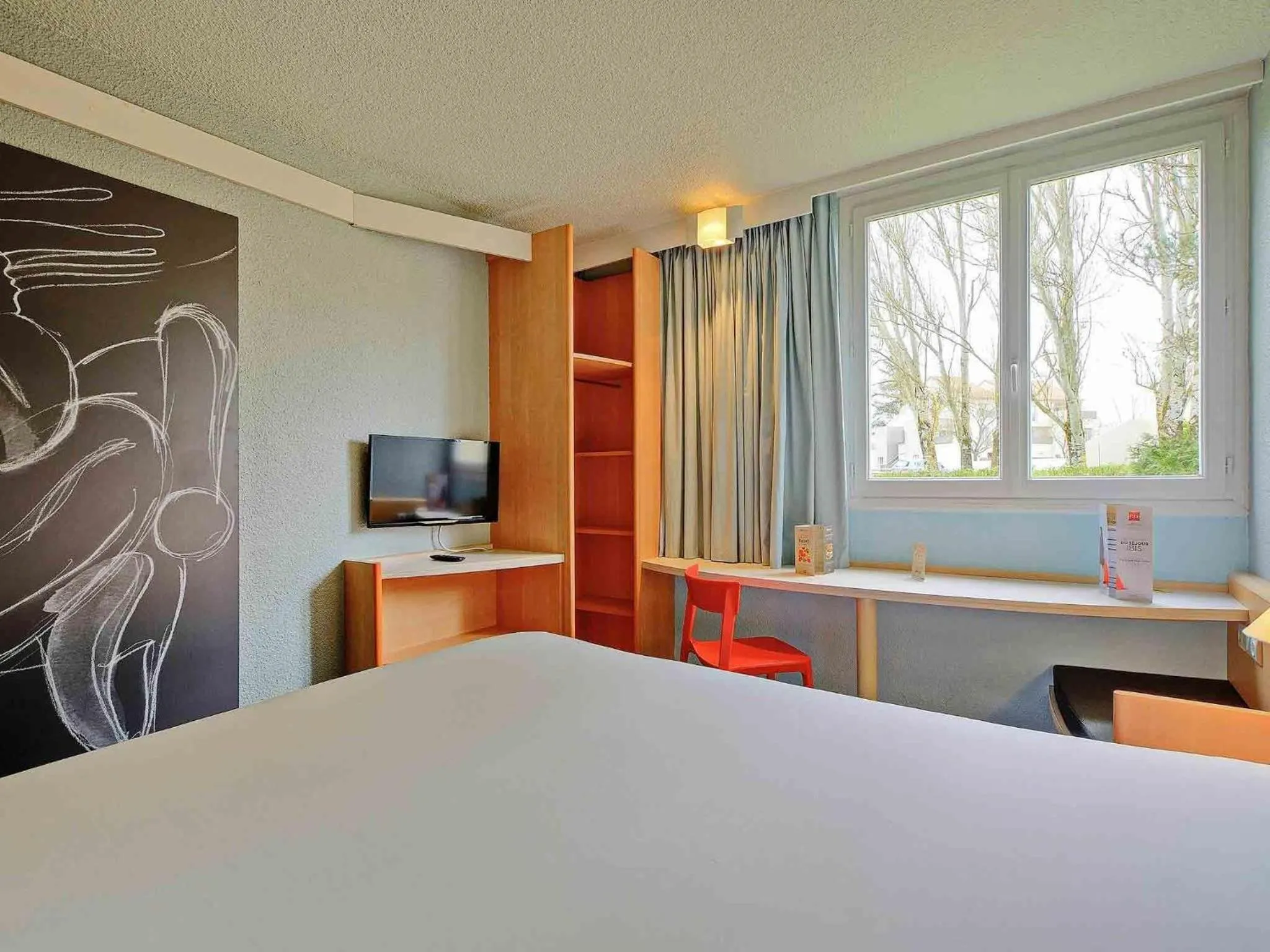 Bedroom, Bed in ibis Poitiers Beaulieu